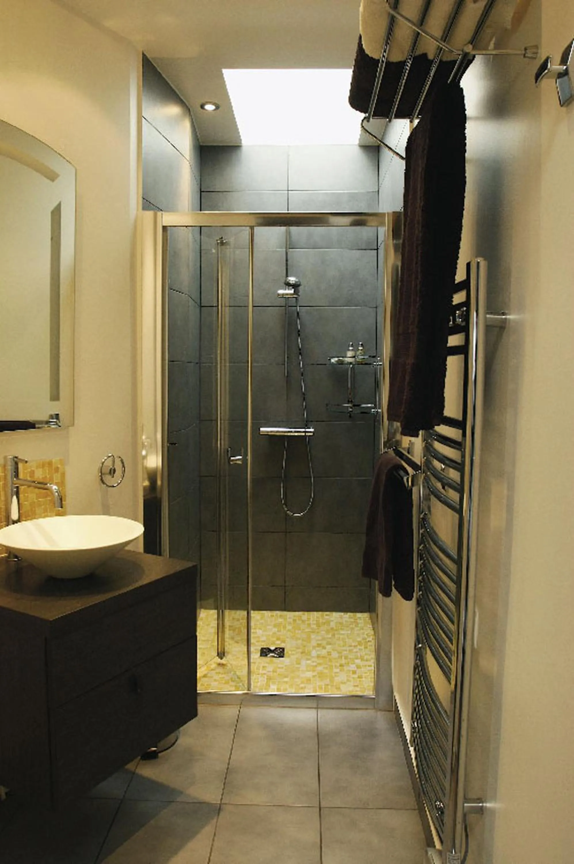 Shower in Cote Montmartre