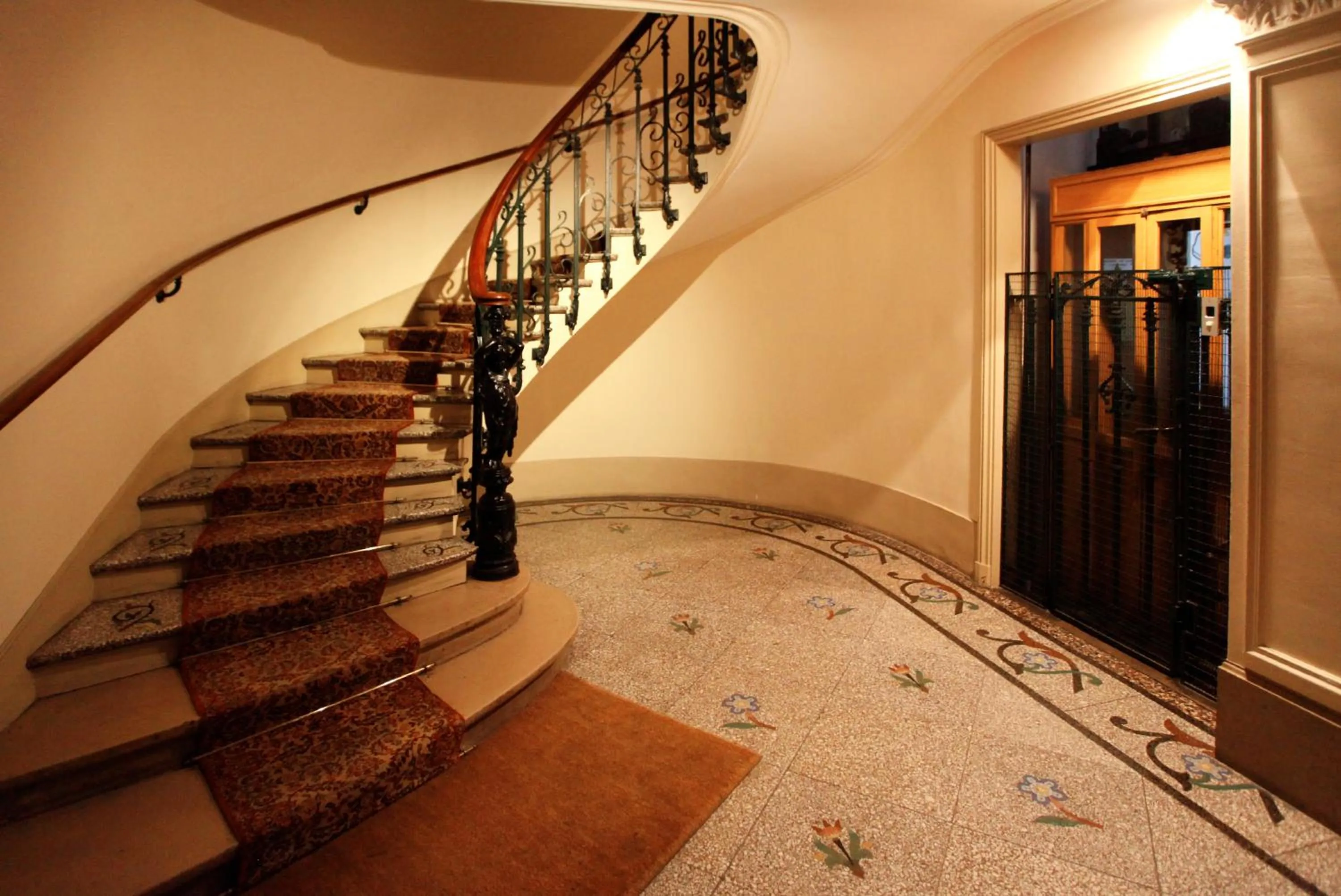 Property building in Cote Montmartre