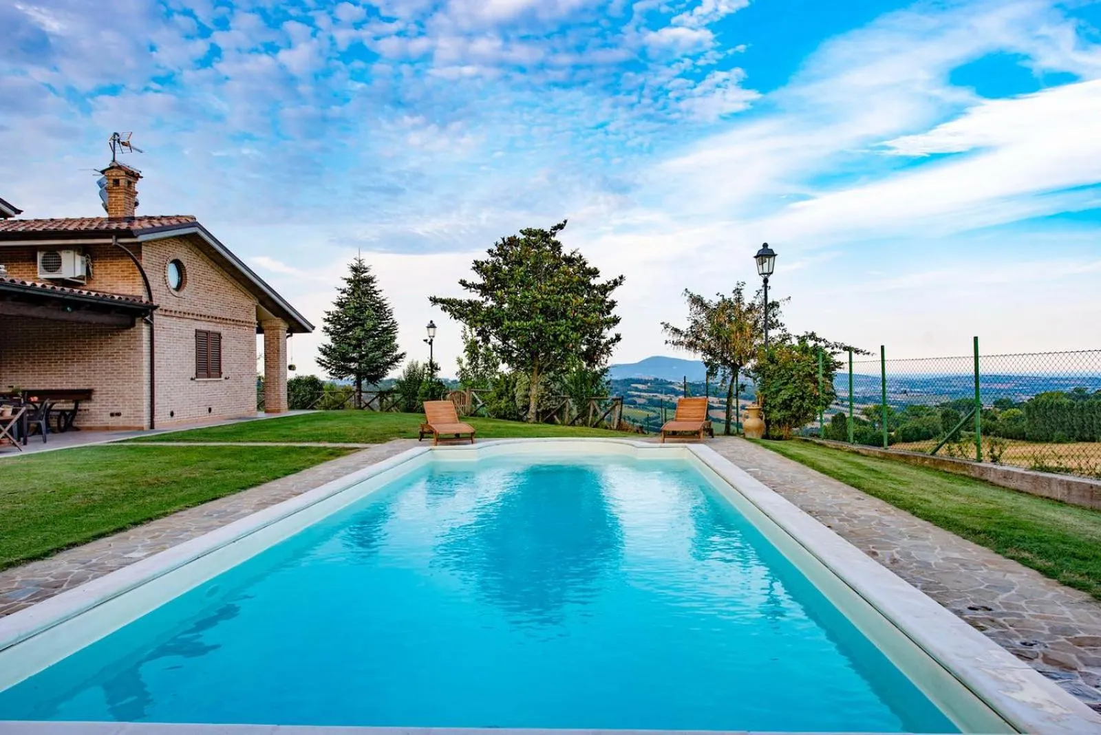 Swimming pool in B&B Madonna Carradori