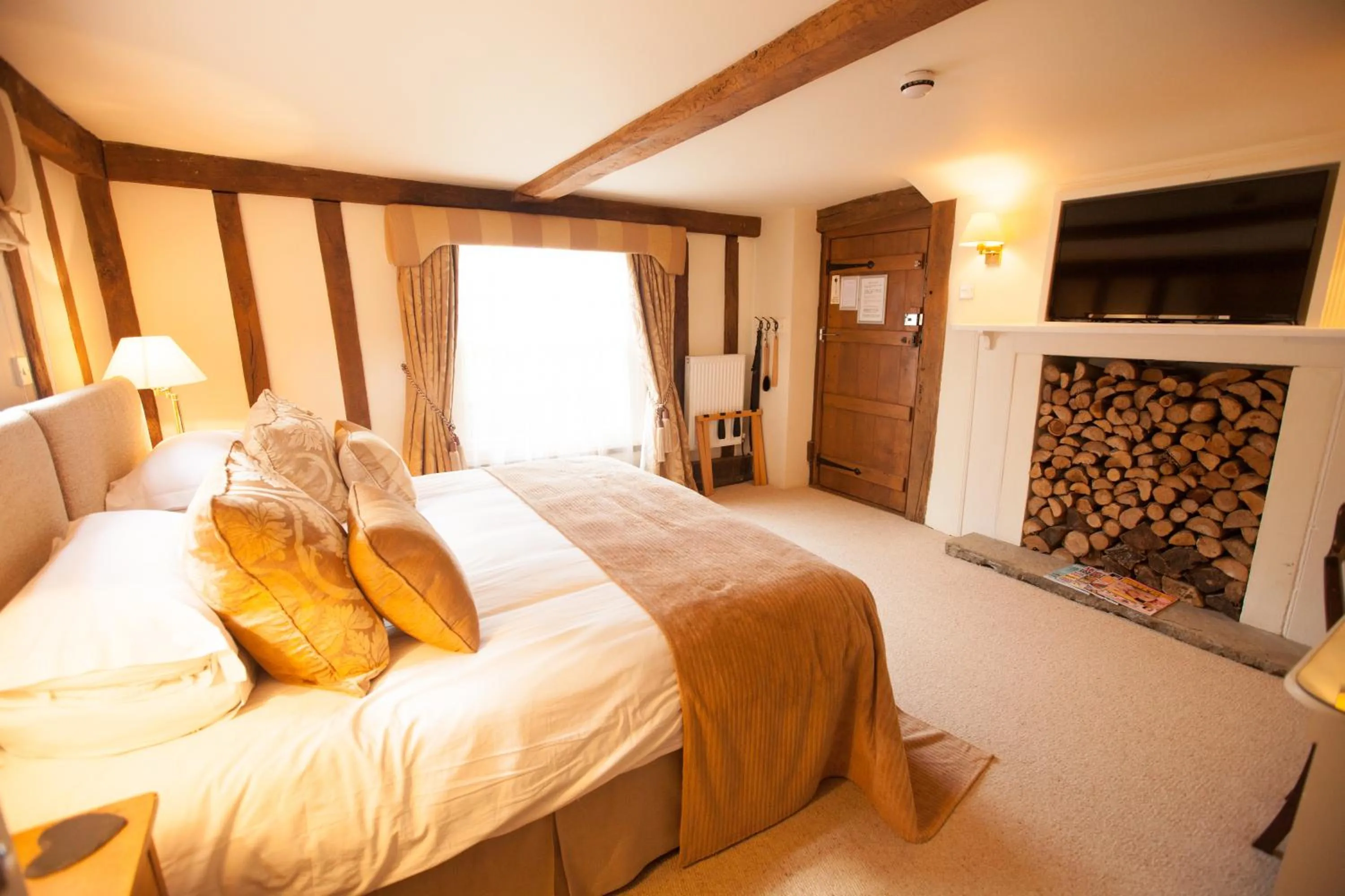 Photo of the whole room, Bed in Channels Hotel