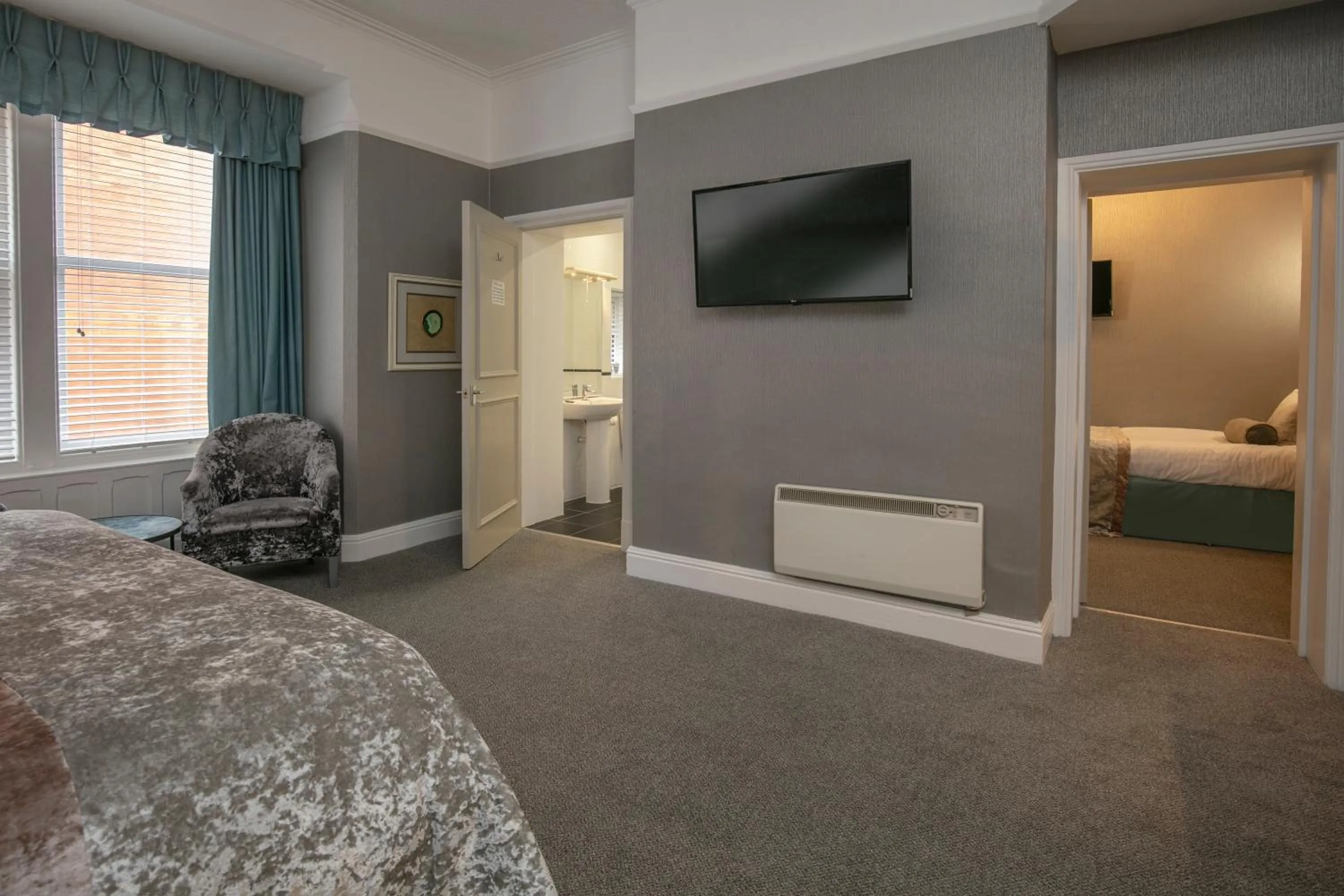 Photo of the whole room, Bed in The Glendower Hotel