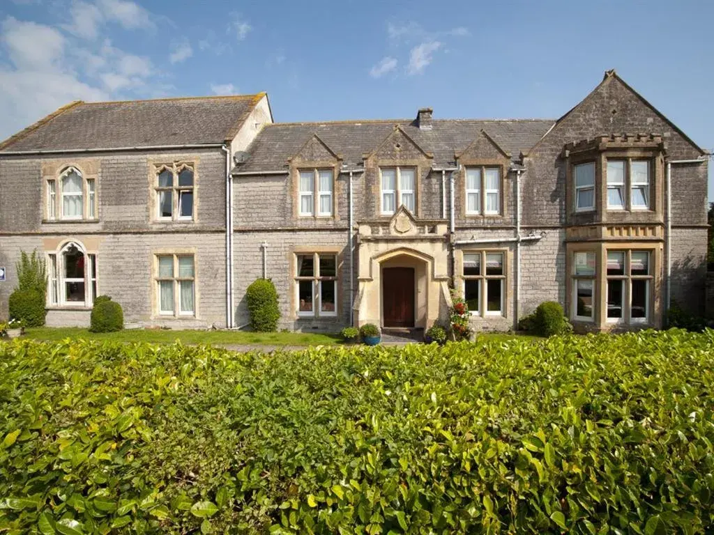 Property building in Meare Manor Property building in Meare Manor