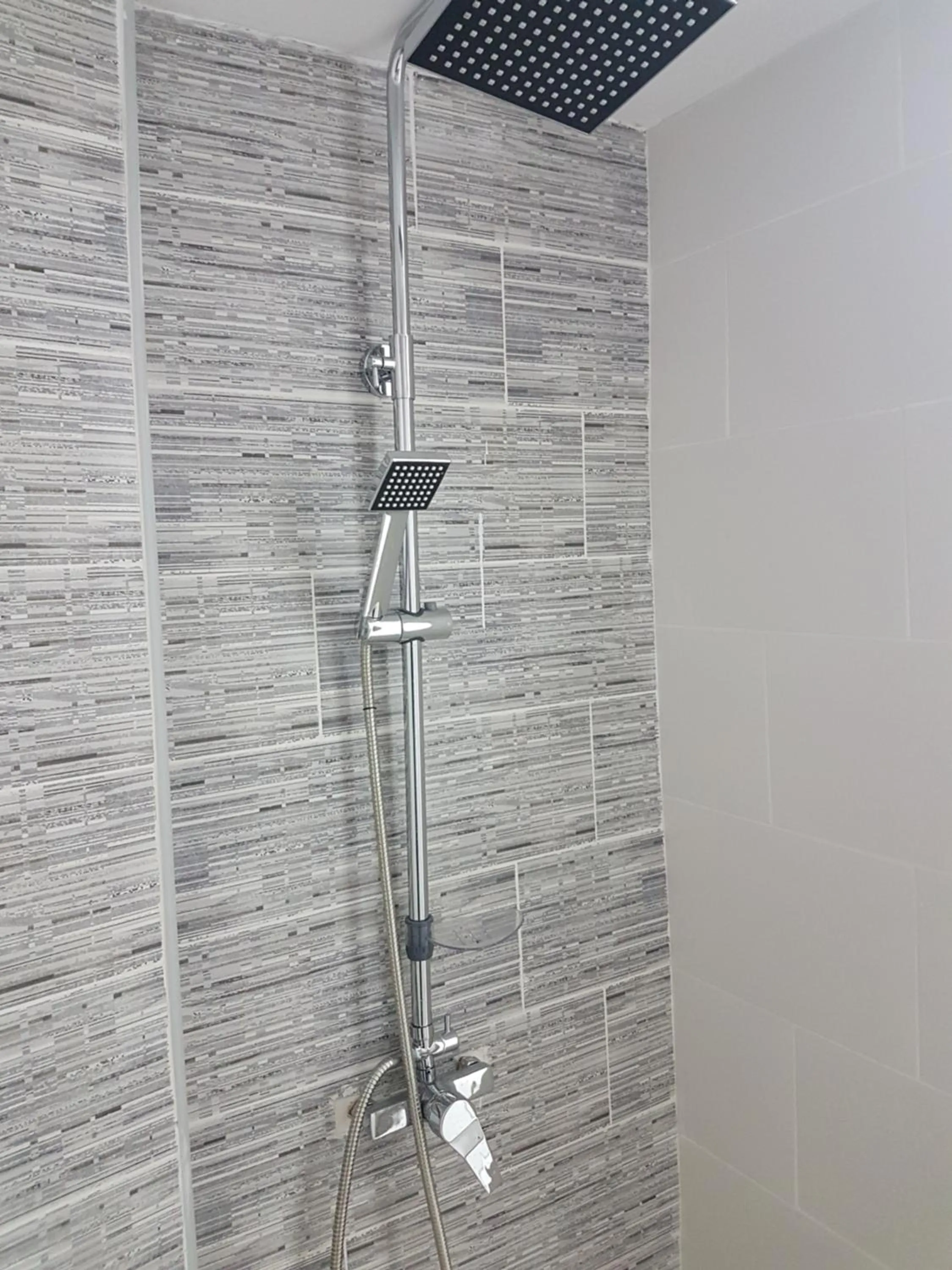 Shower in Guesthouse Central