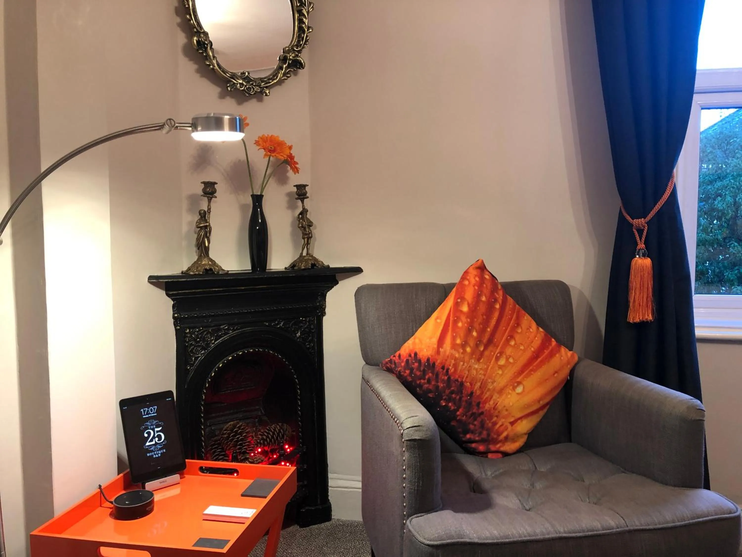 TV and multimedia in The 25 Boutique B&B - Adults Only