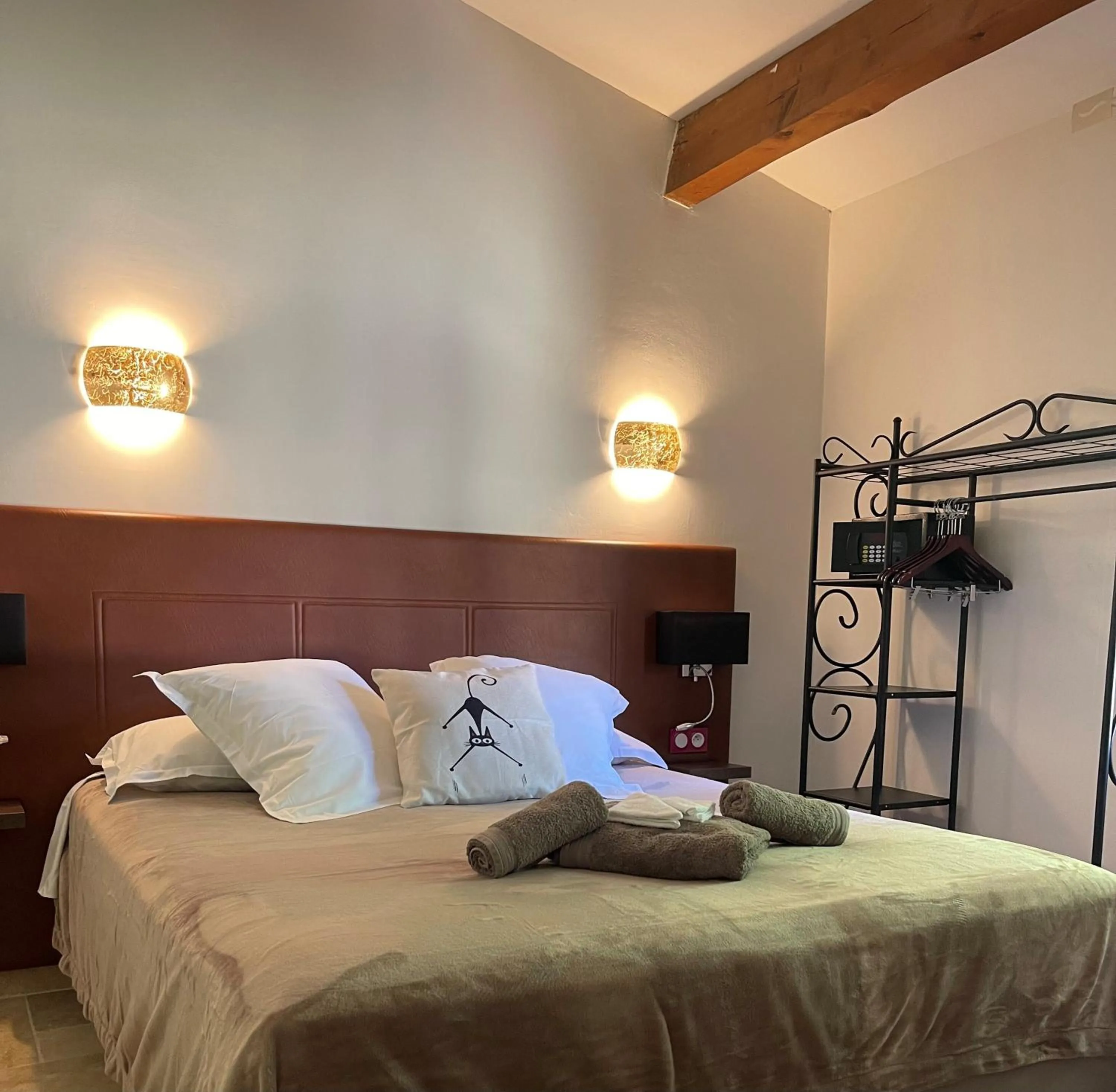 Property building, Bed in Logis Hotel Restaurant Le Domaine de la Régalière