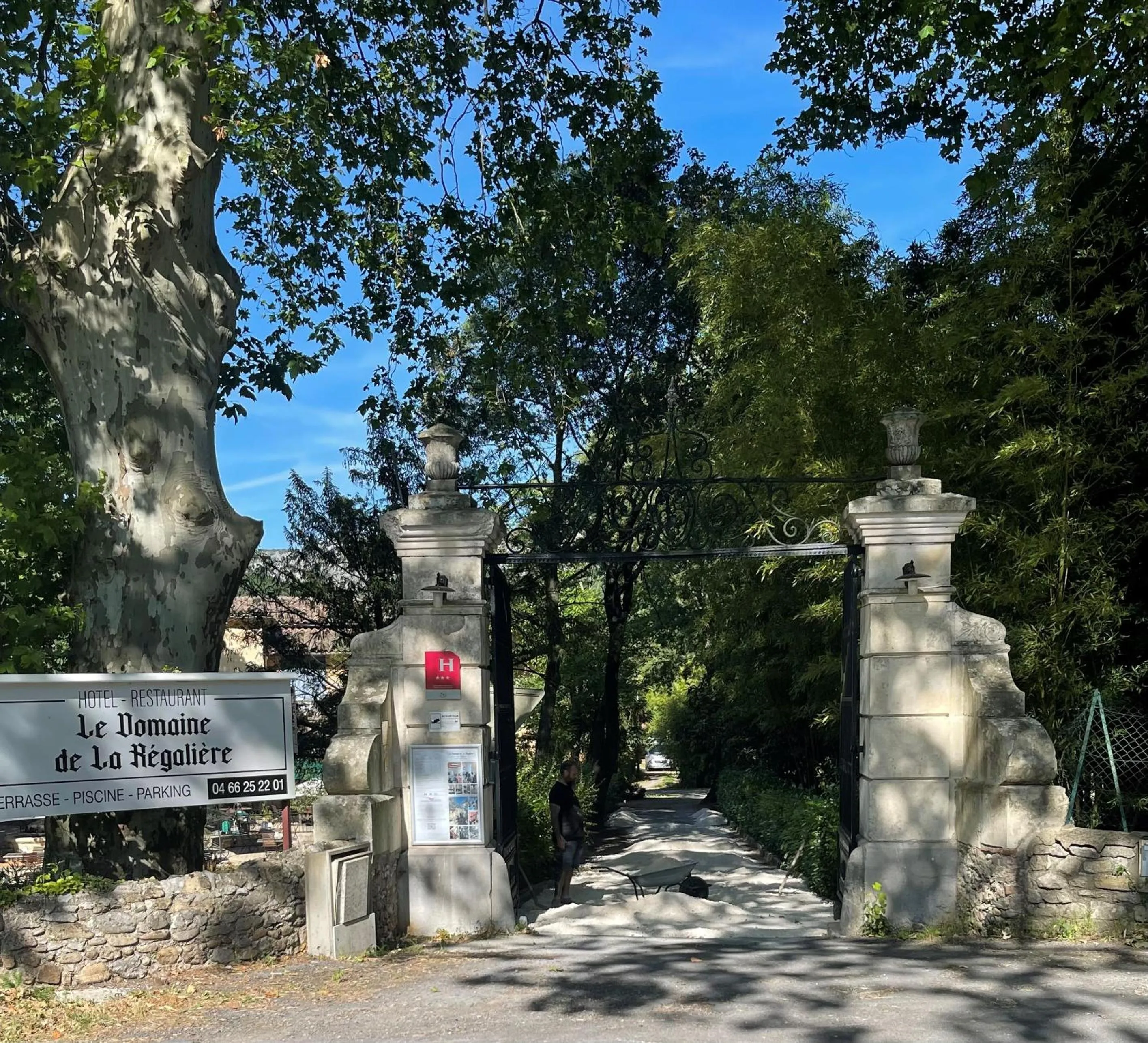 Facade/entrance in Logis Hotel Restaurant Le Domaine de la Régalière