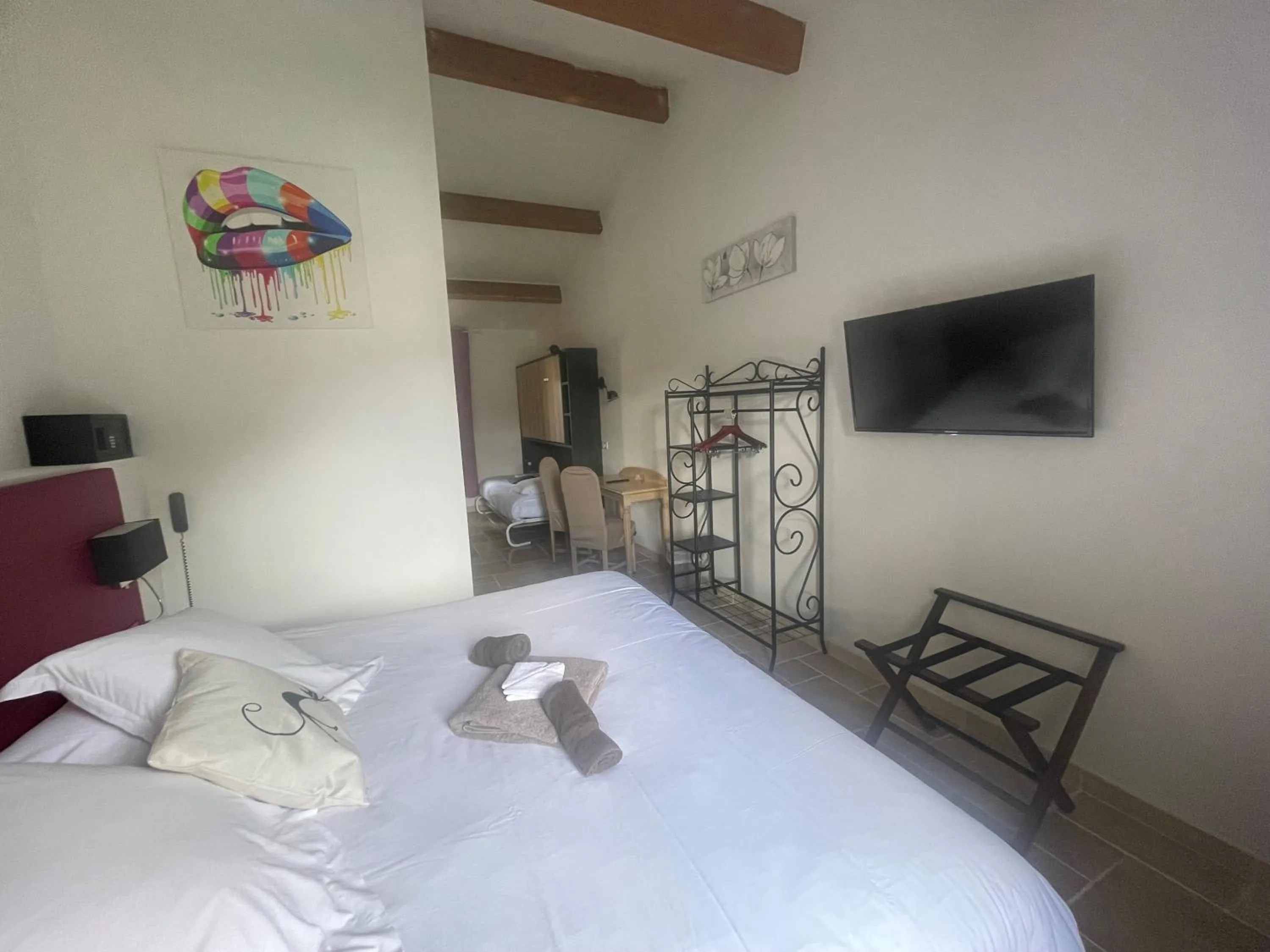 TV and multimedia, Bed in Logis Hotel Restaurant Le Domaine de la Régalière