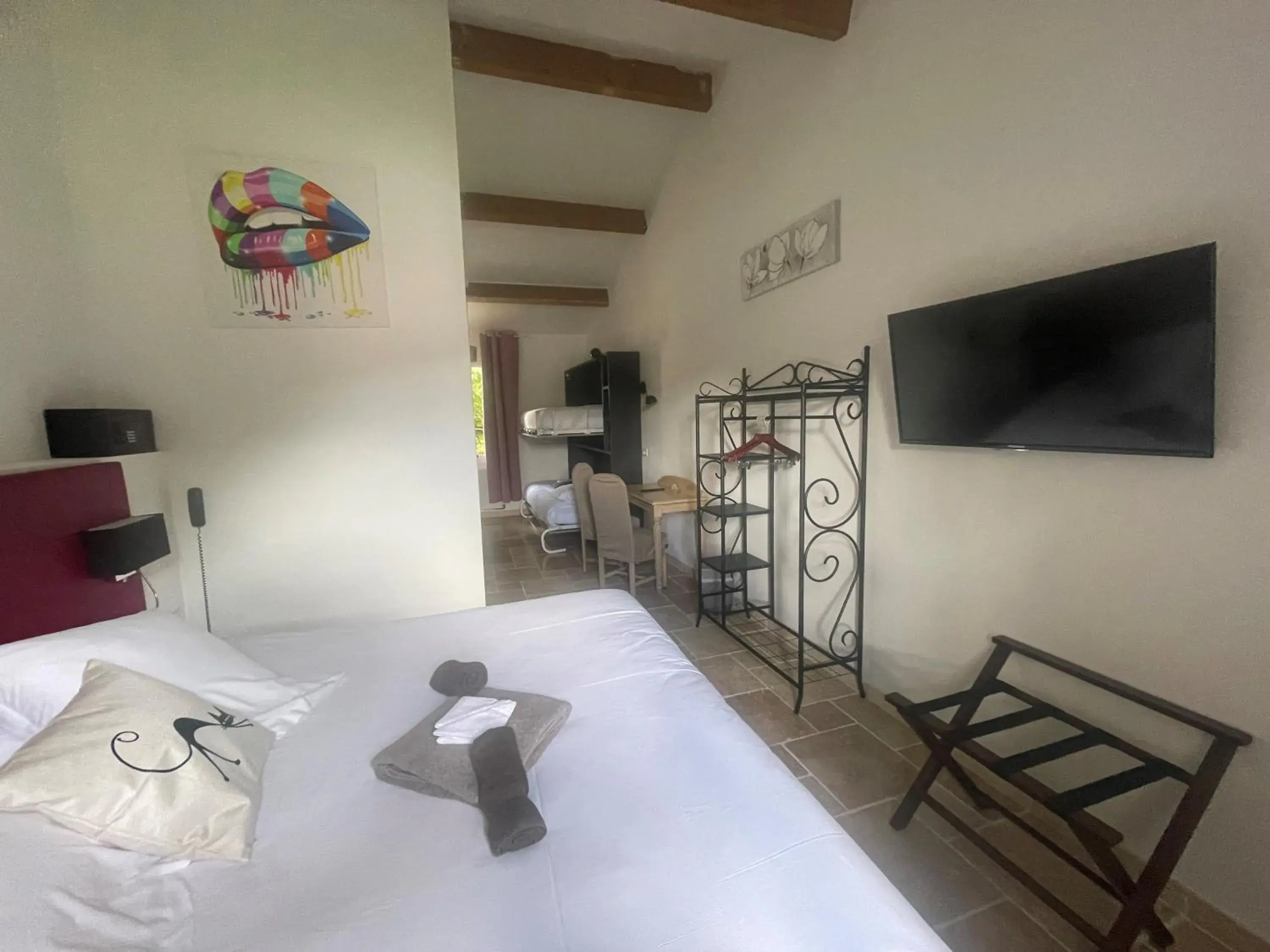 Property building, Bed in Logis Hotel Restaurant Le Domaine de la Régalière Property building, Bed in Logis Hotel Restaurant Le Domaine de la Régalière