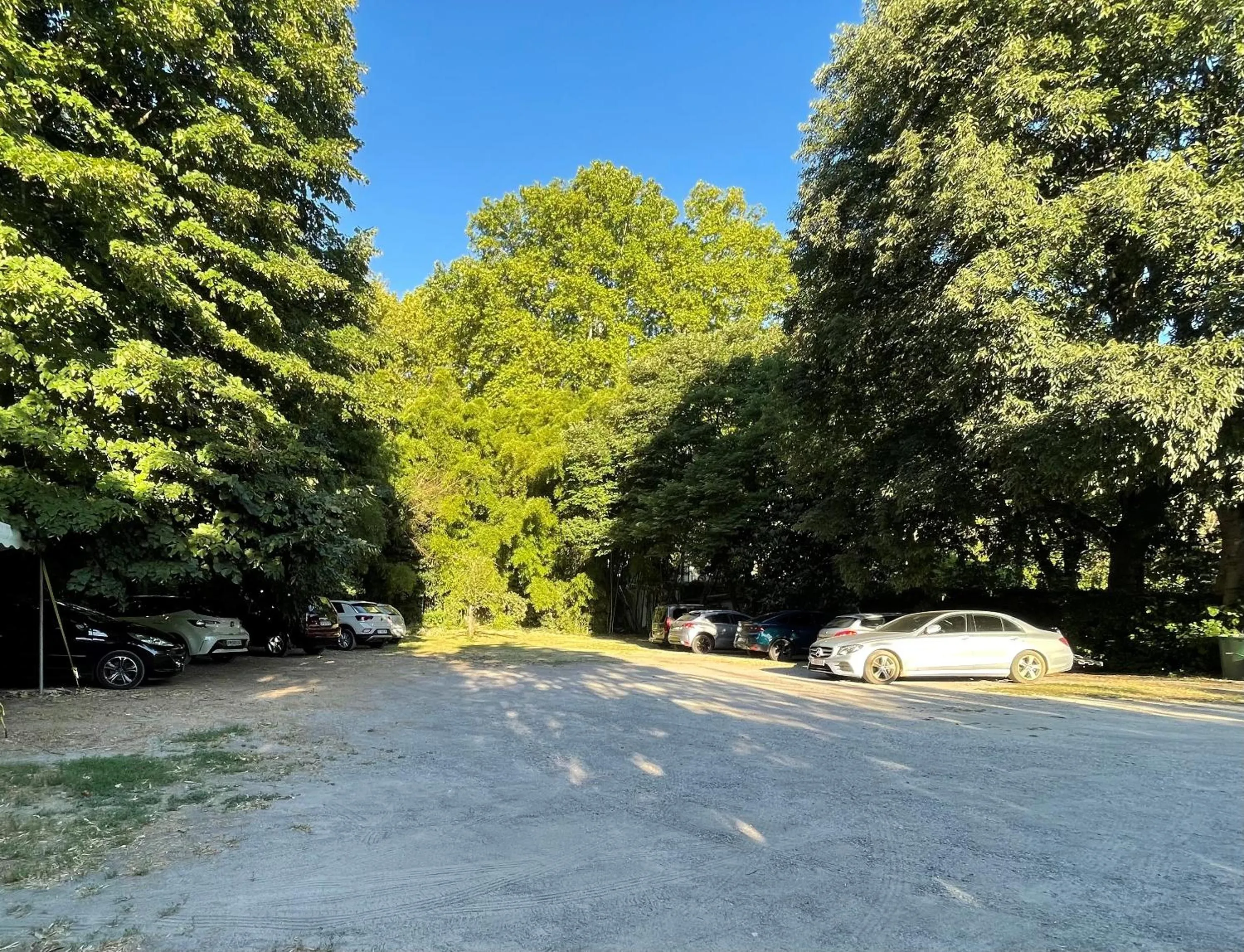 Parking in Logis Hotel Restaurant Le Domaine de la Régalière