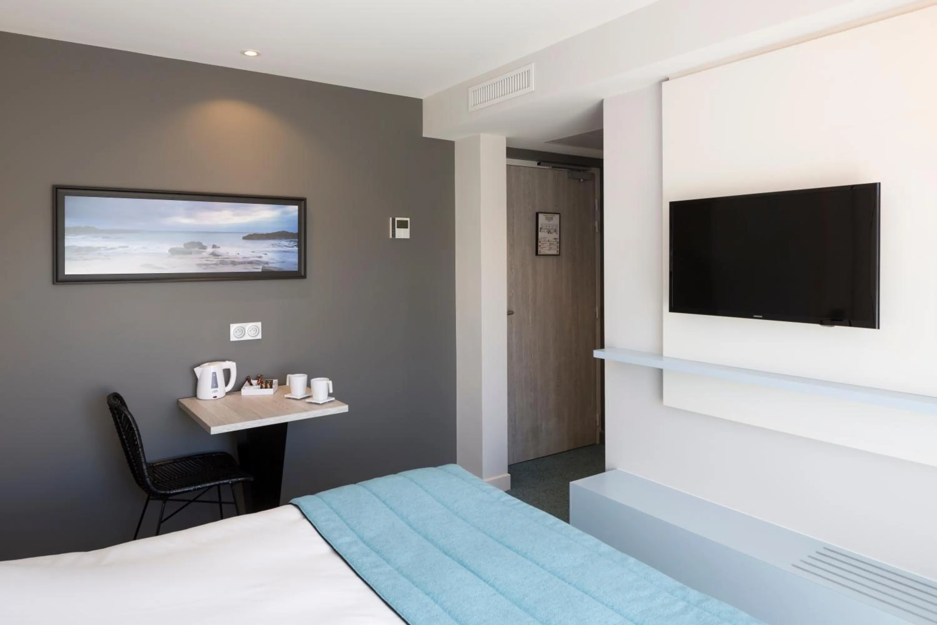 Bed in Logis Hôtel Les Pins - Opéralia