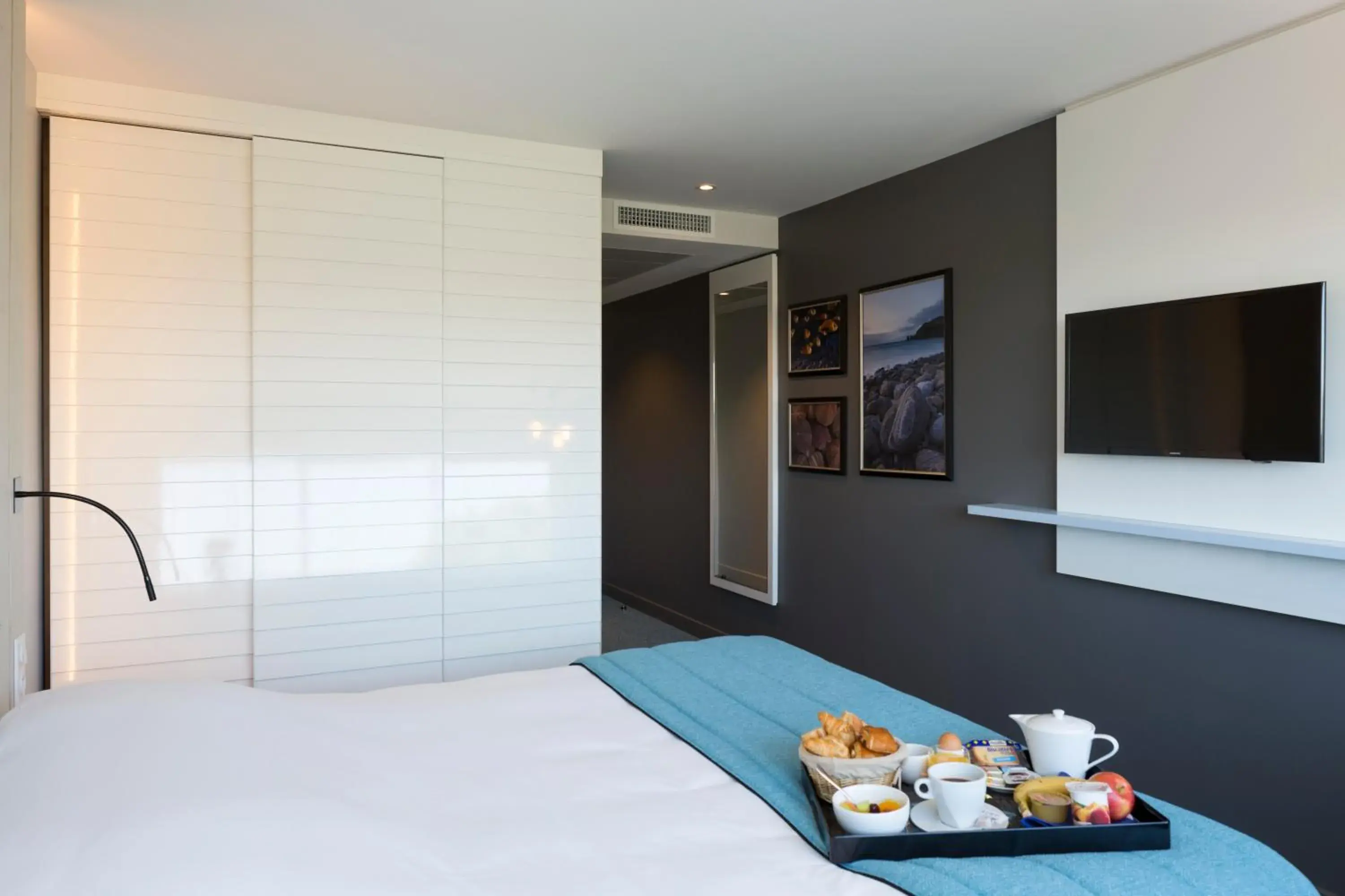 Bed in Logis Hôtel Les Pins - Opéralia Bed in Logis Hôtel Les Pins - Opéralia