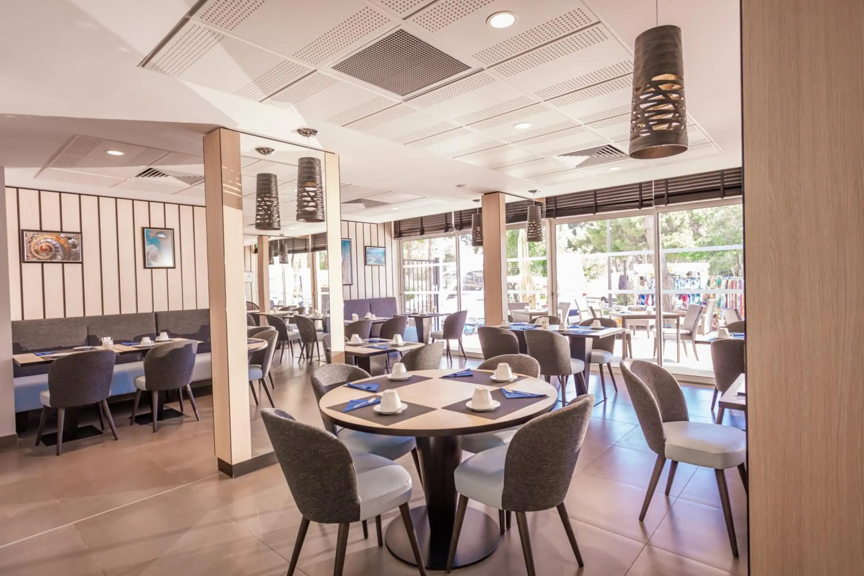 Breakfast in Logis Hôtel Les Pins - Opéralia Breakfast in Logis Hôtel Les Pins - Opéralia