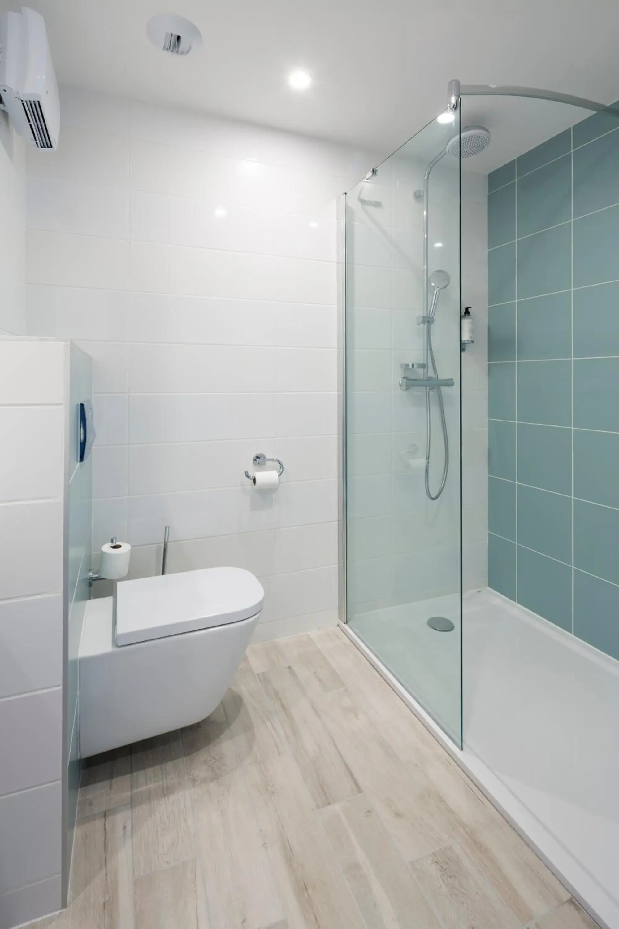 Bathroom in Logis Hôtel Les Pins - Opéralia Bathroom in Logis Hôtel Les Pins - Opéralia