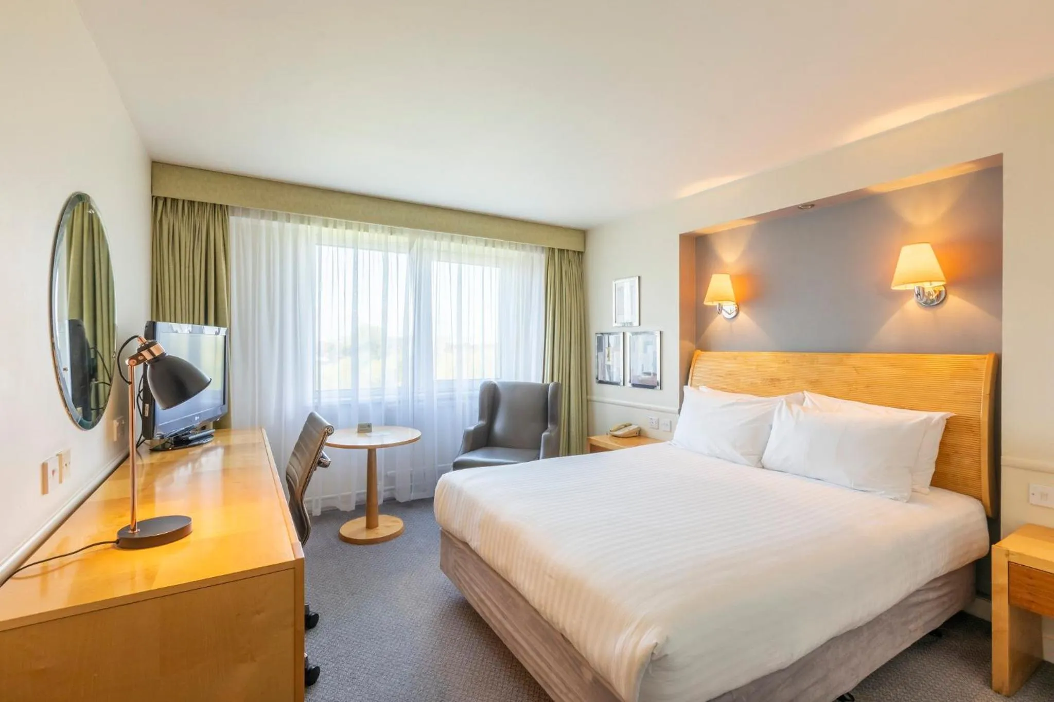 Photo of the whole room, Bed in Holiday Inn Basildon by IHG