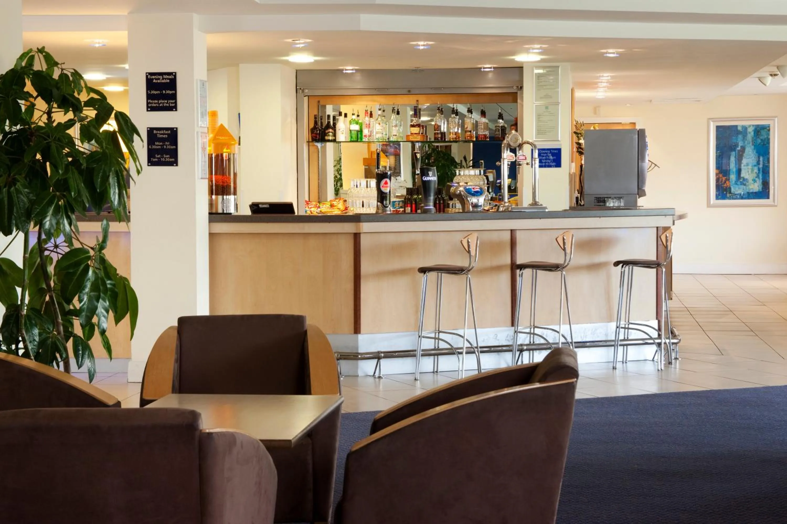 Lounge or bar, Lounge/Bar in Holiday Inn Express Cardiff Airport