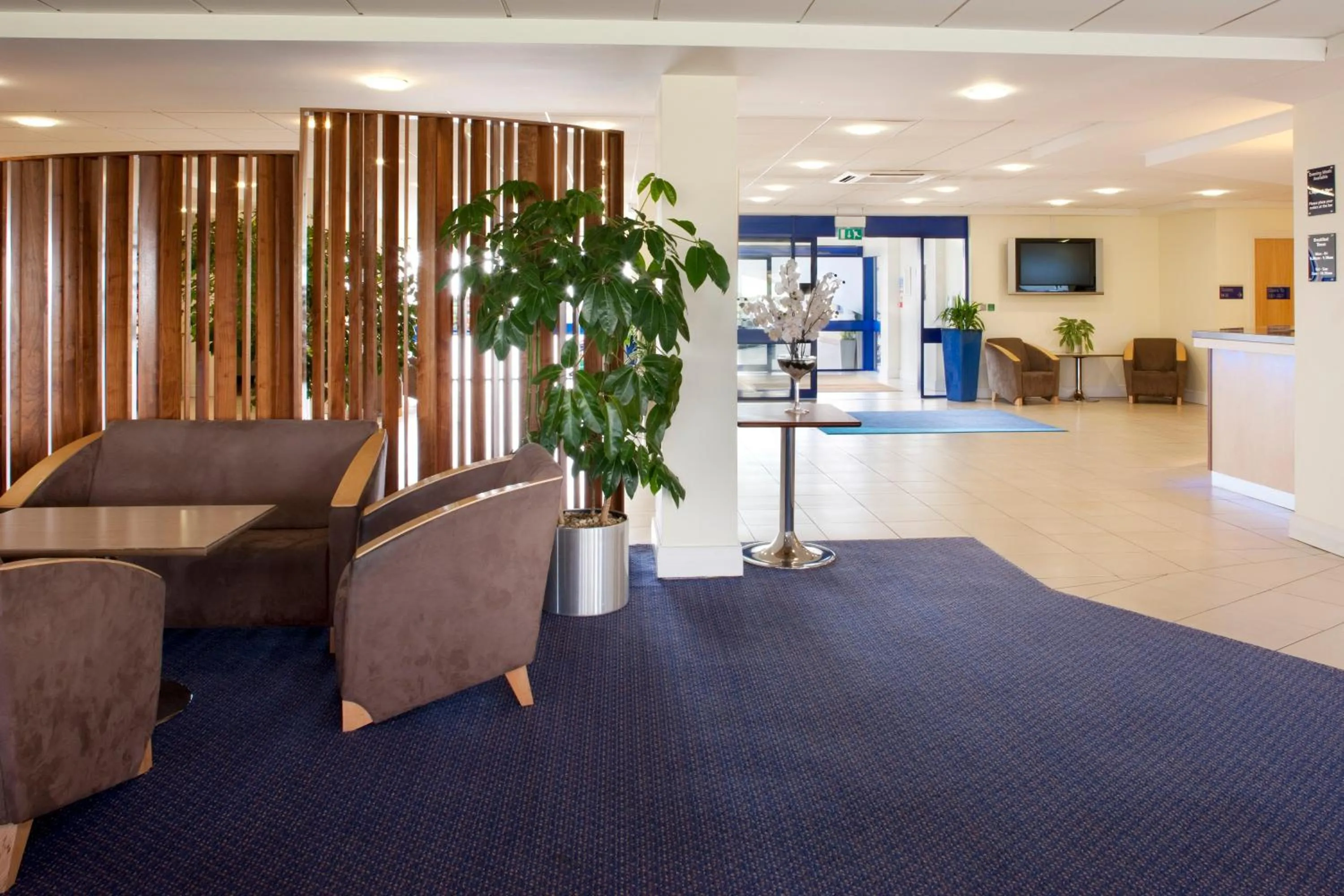 Property building, Lobby/Reception in Holiday Inn Express Cardiff Airport