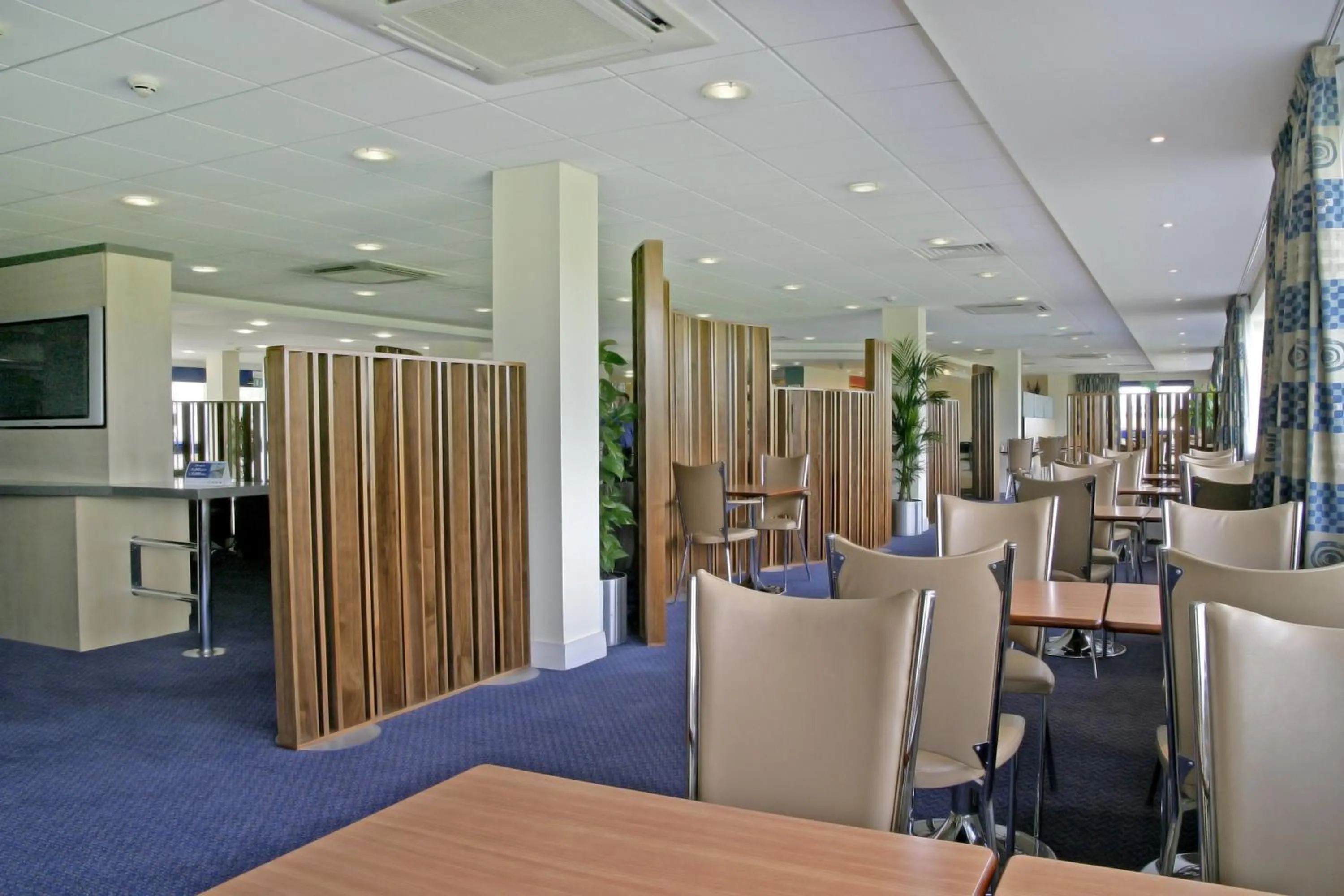 Restaurant/places to eat in Holiday Inn Express Cardiff Airport