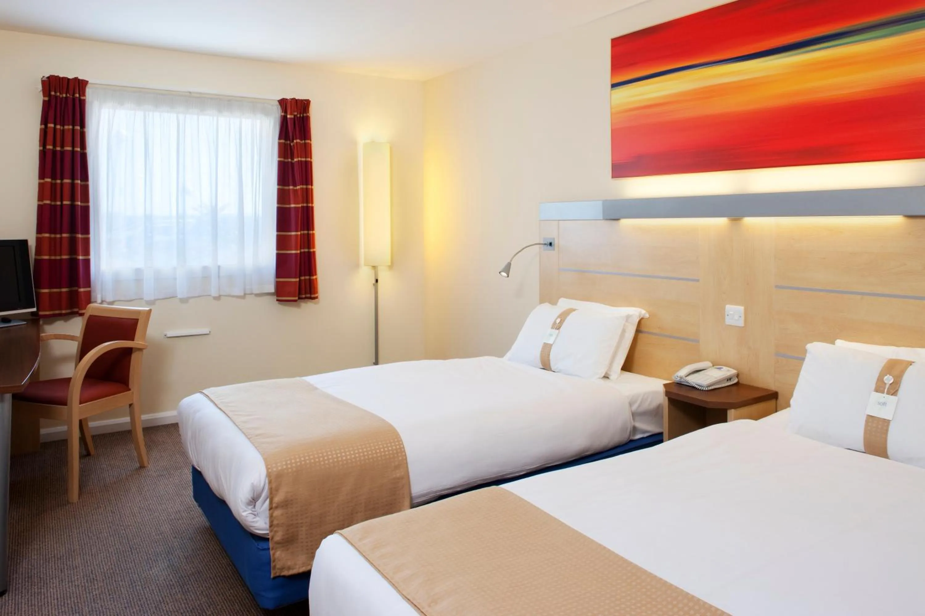 Photo of the whole room in Holiday Inn Express Cardiff Airport