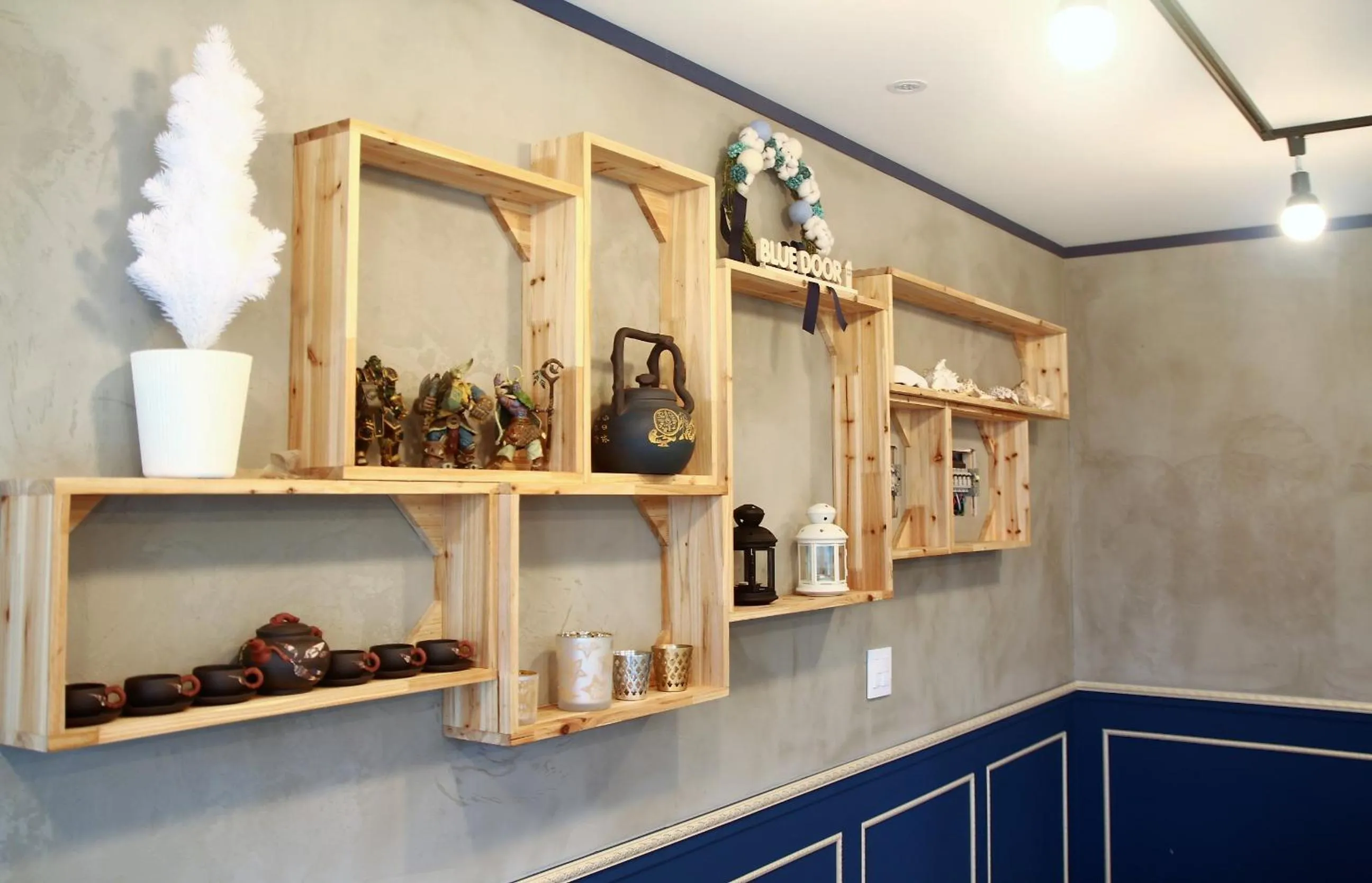 Communal lounge/ TV room in Blue Door Hostel Guesthouse