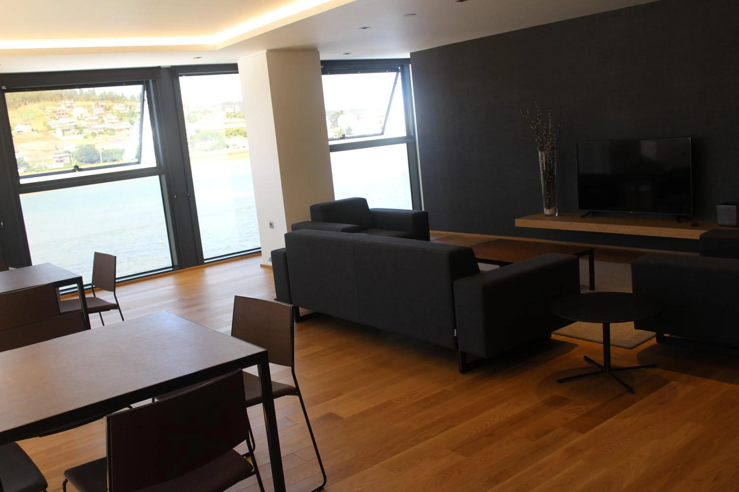Communal lounge/ TV room in Hotel U Viveiro