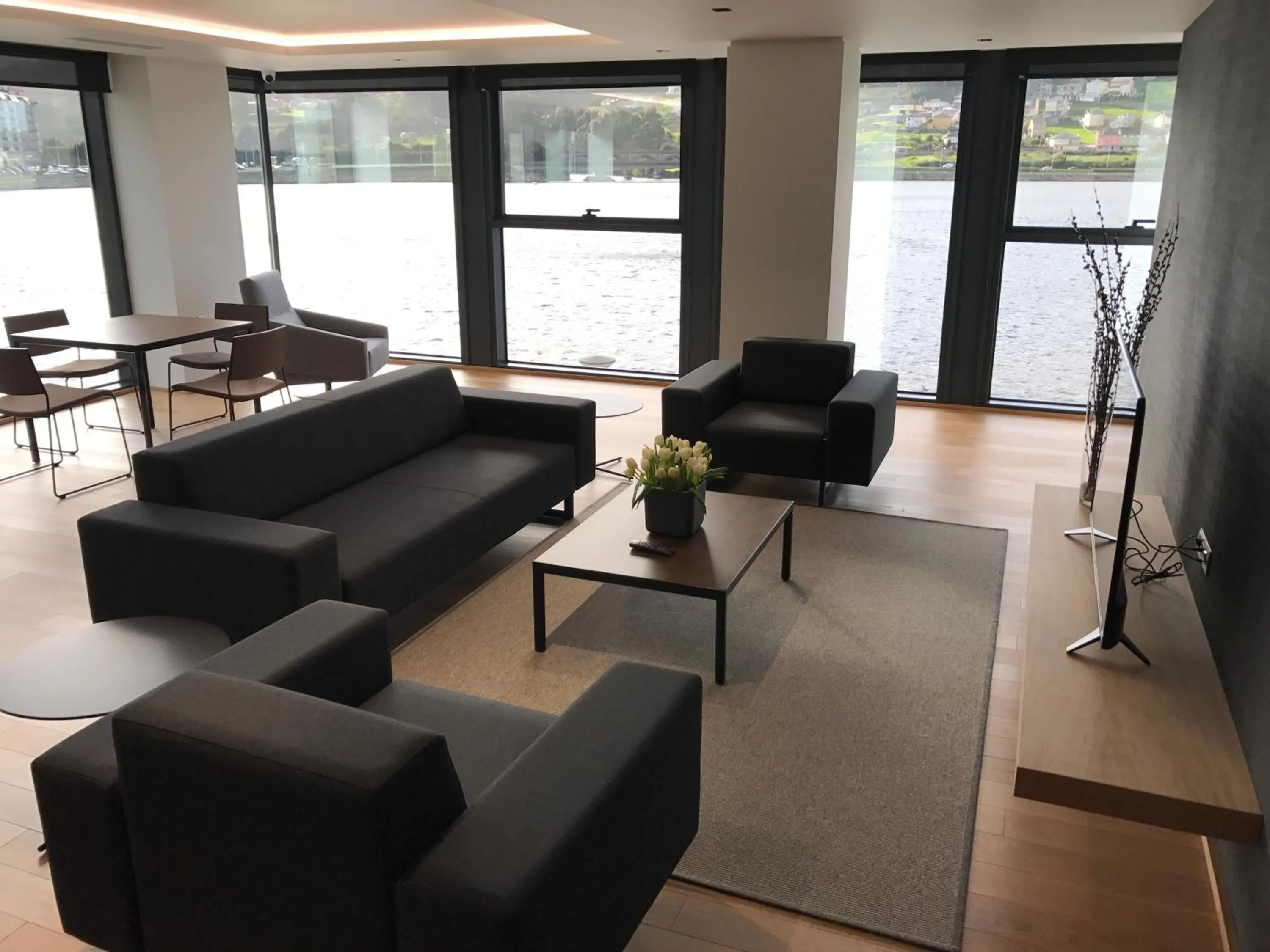 Communal lounge/ TV room in Hotel U Viveiro