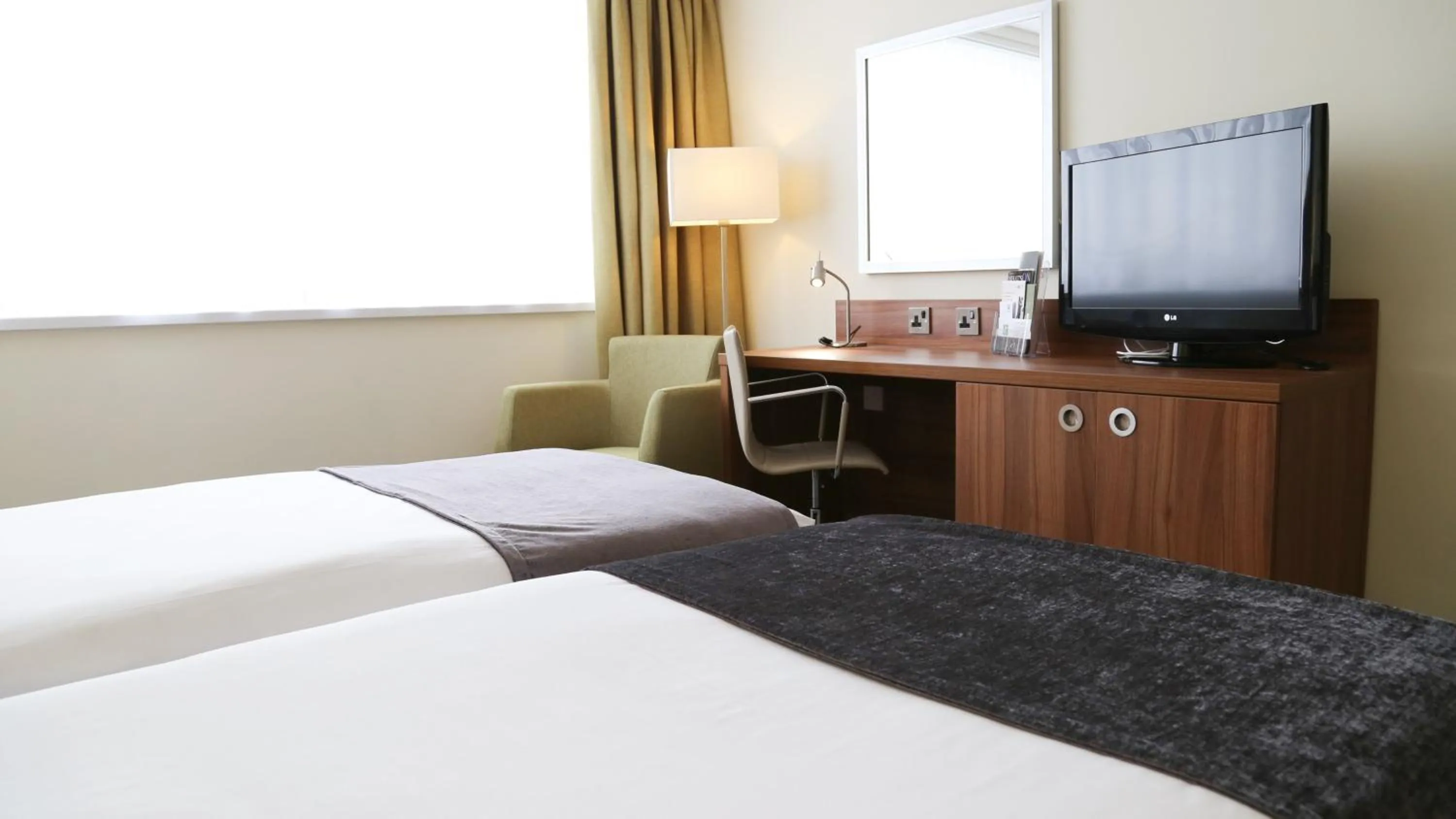 Photo of the whole room, Bed in Holiday Inn Runcorn M56 Junction 12 by IHG