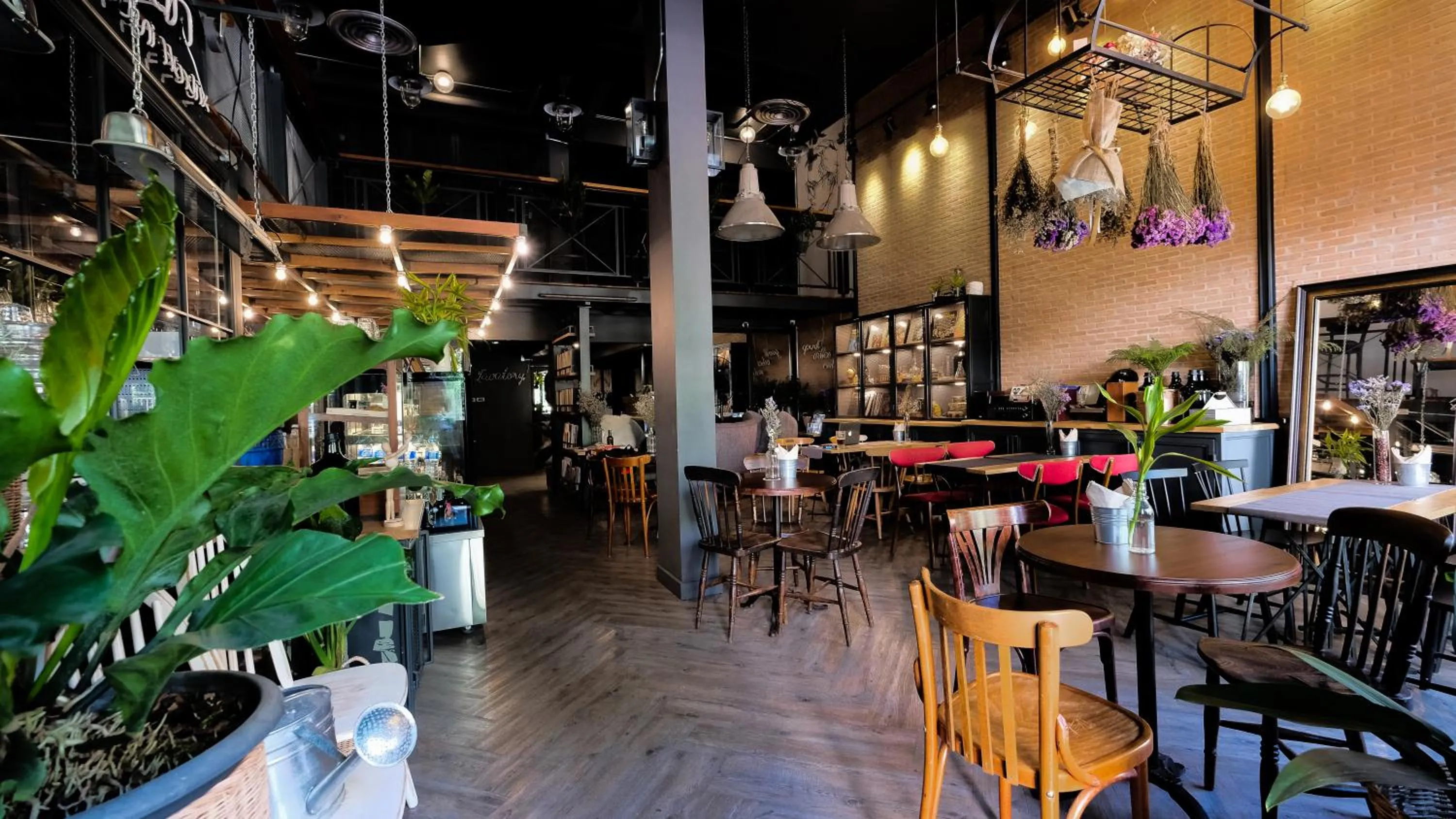 Restaurant/places to eat in Iron32 Hotel