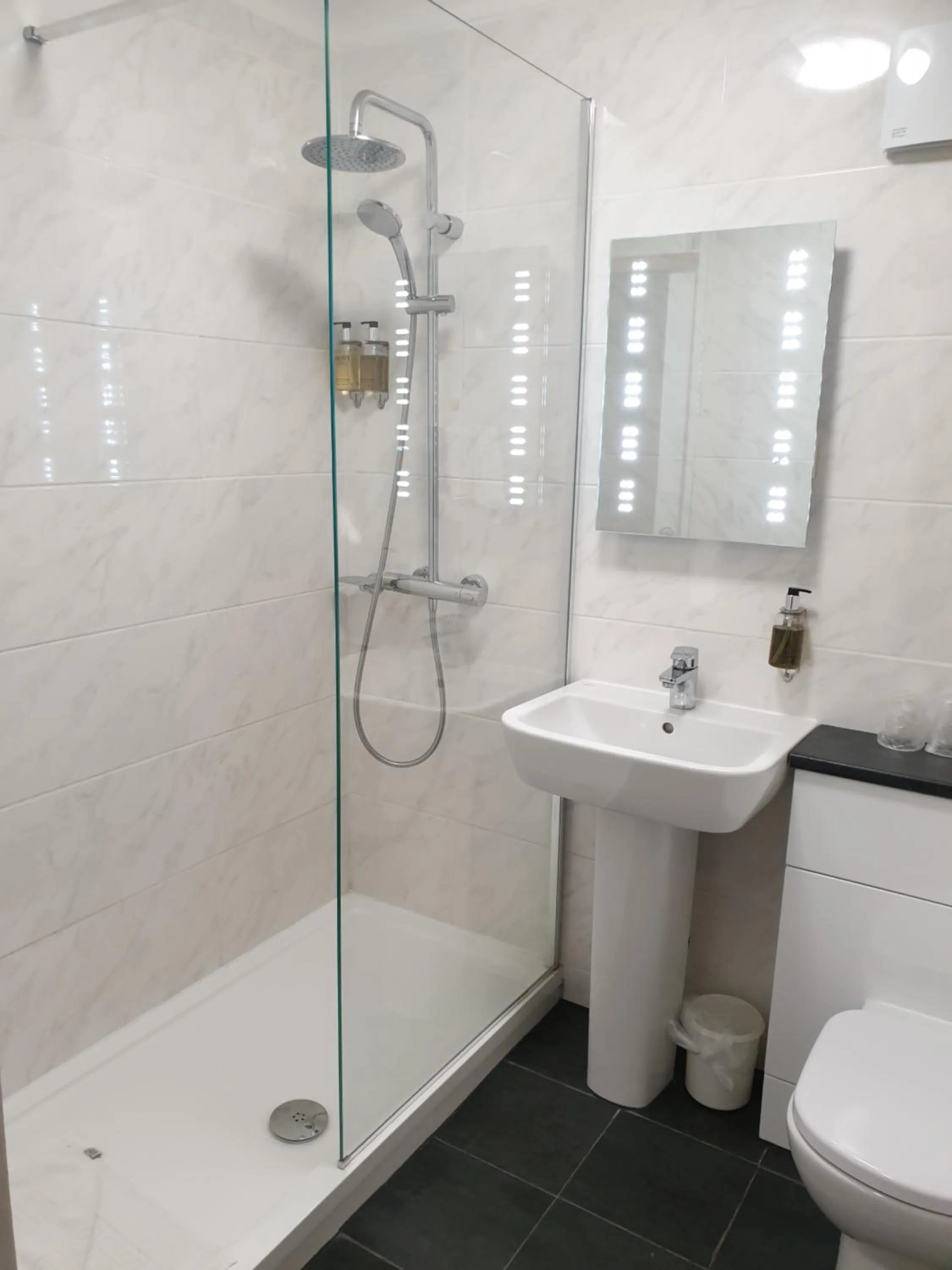 Shower in Red Lion Hotel