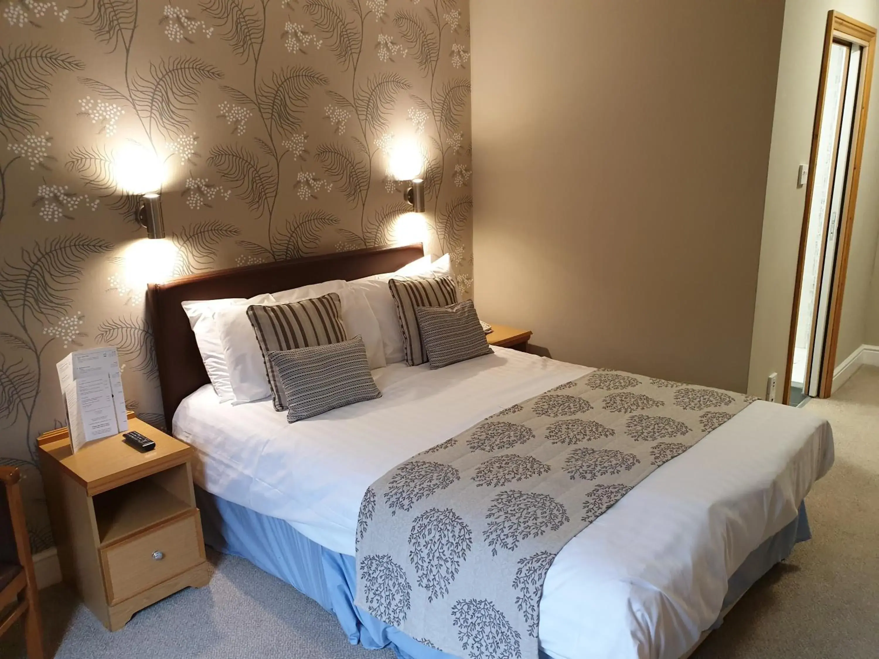 Bedroom, Bed in Red Lion Hotel Bedroom, Bed in Red Lion Hotel