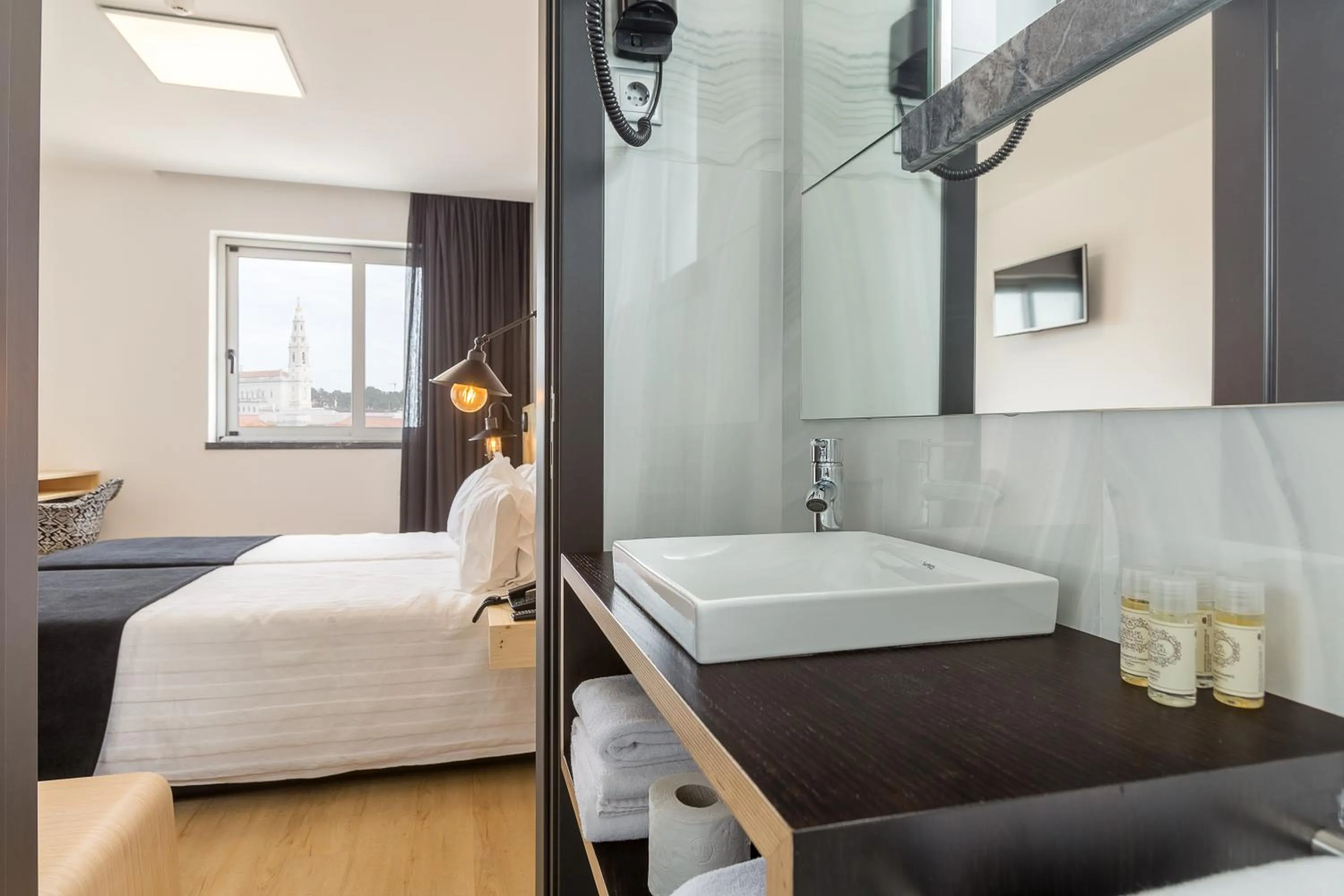 Toilet, Bed in Hotel Santa Isabel