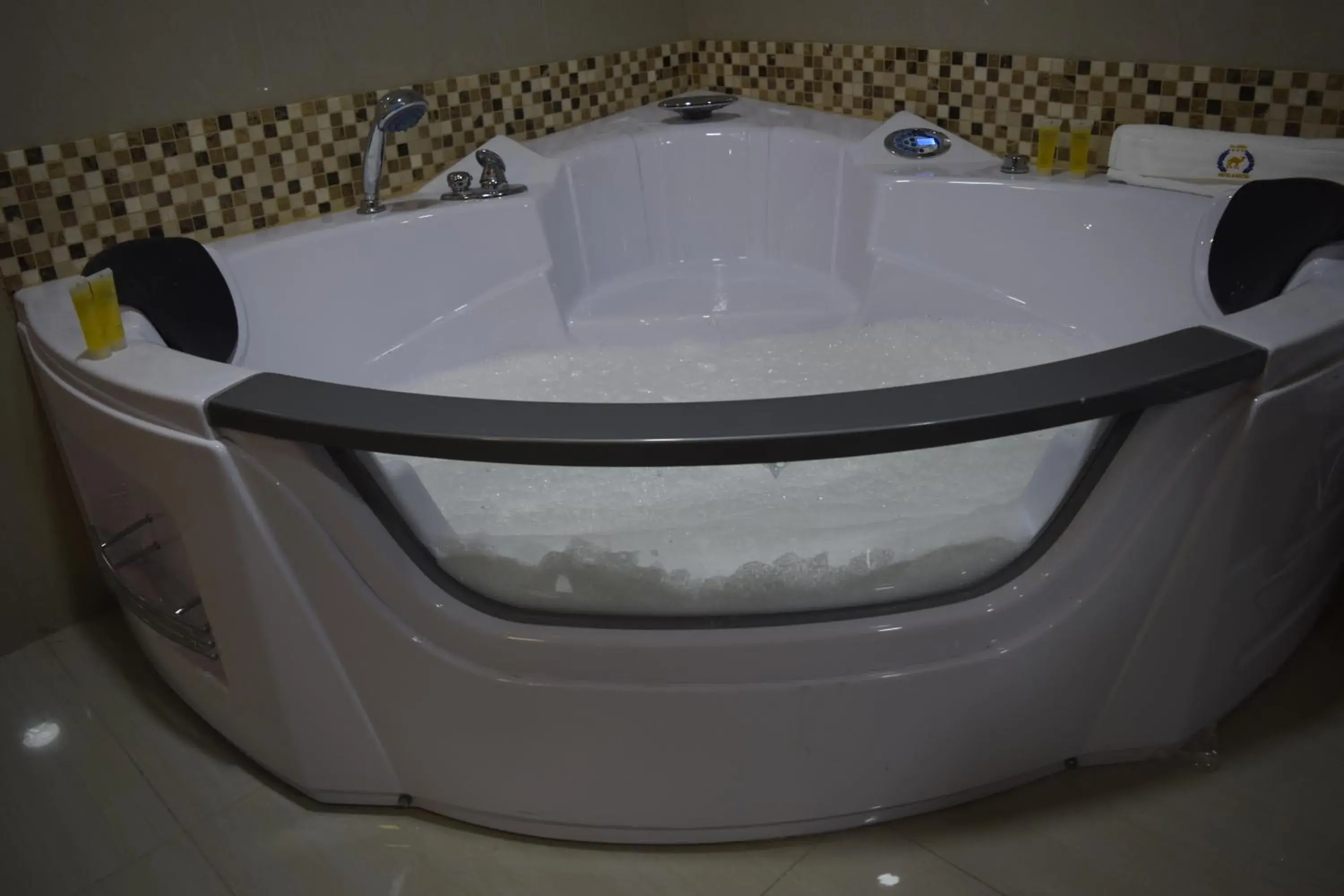 Hot Tub, Bathroom in Aljamal Hotel