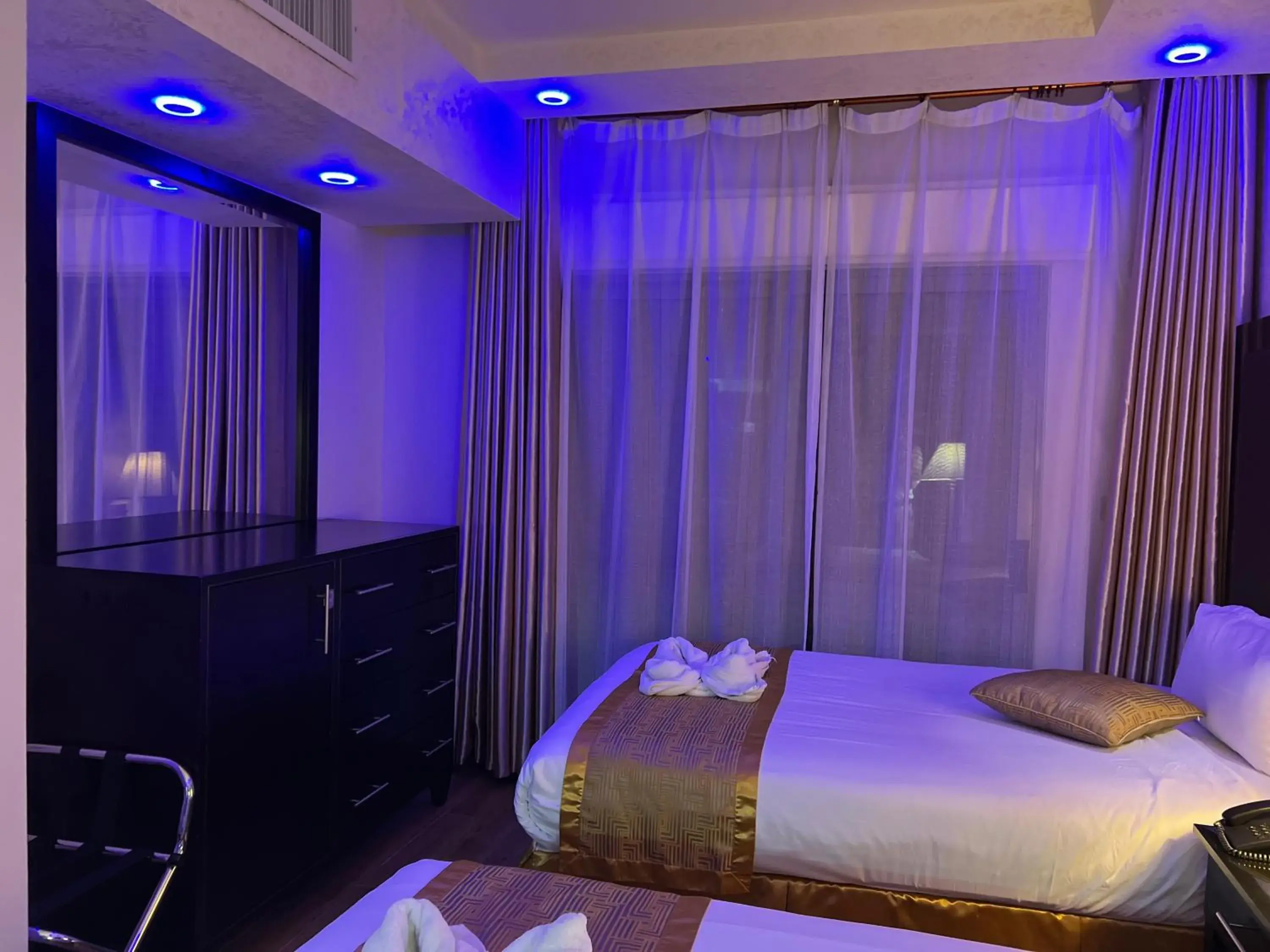 Bedroom, Bed in Aljamal Hotel