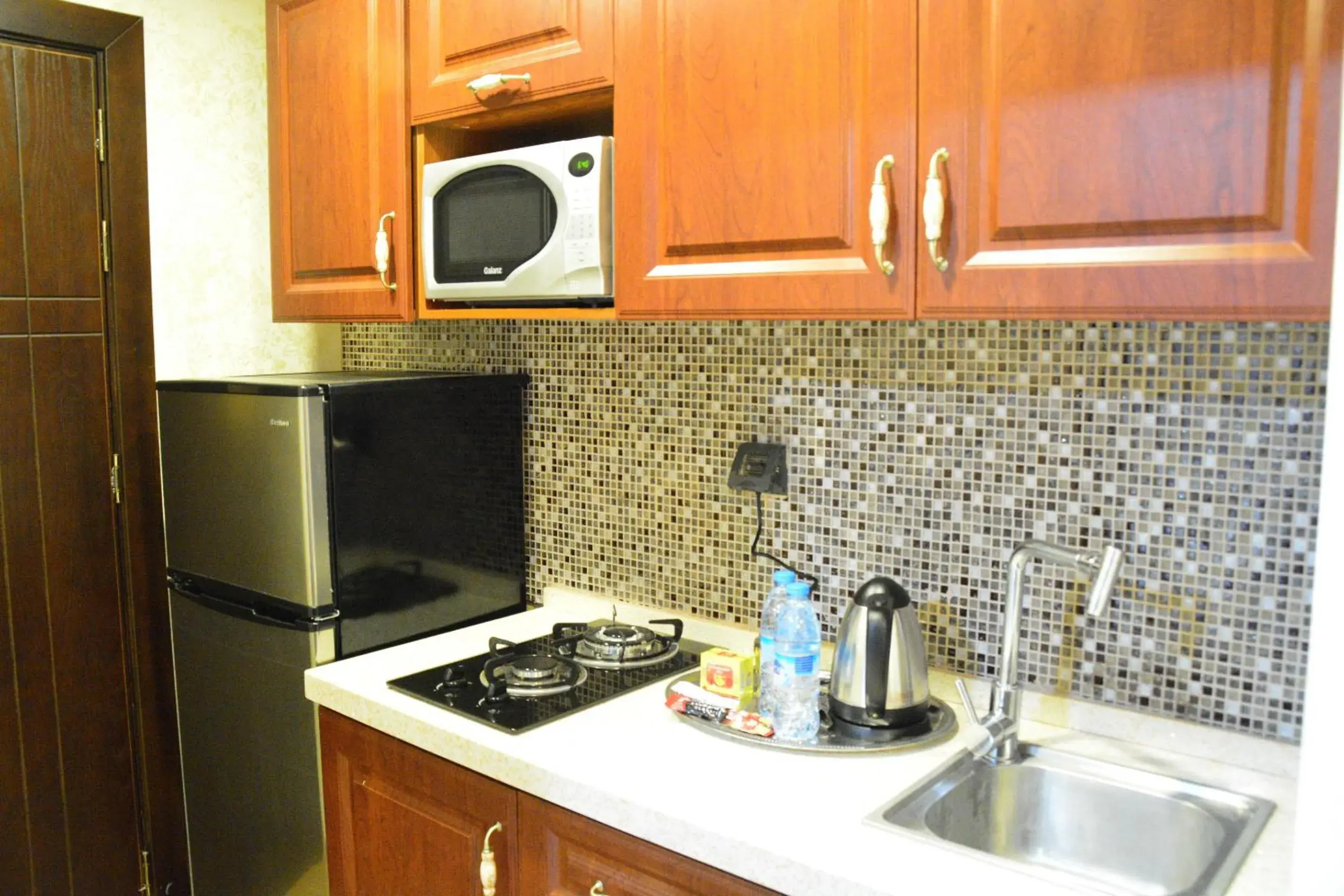 Kitchen or kitchenette, Kitchen/Kitchenette in Aljamal Hotel