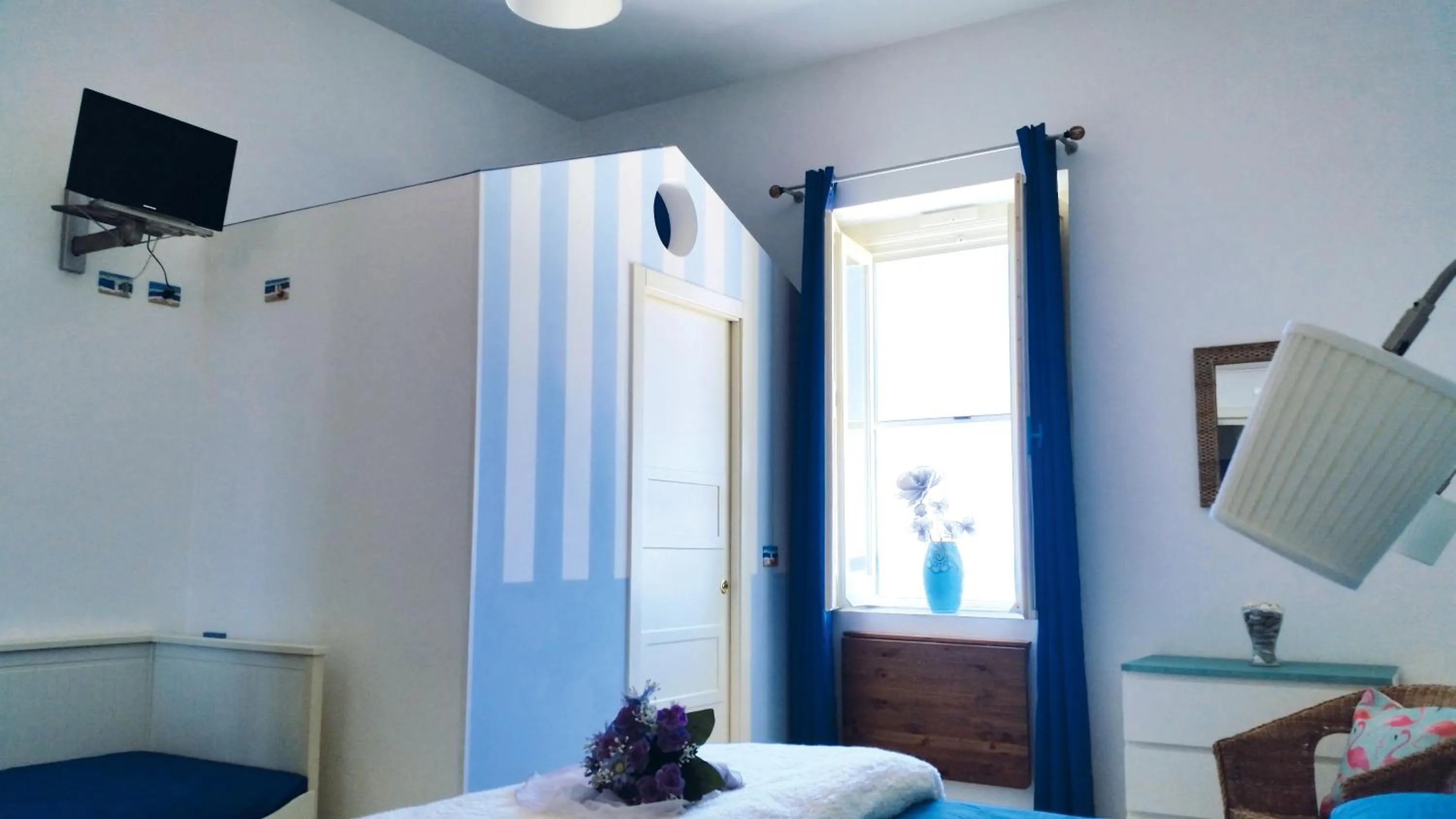 Photo of the whole room, Bed in Margheritamare