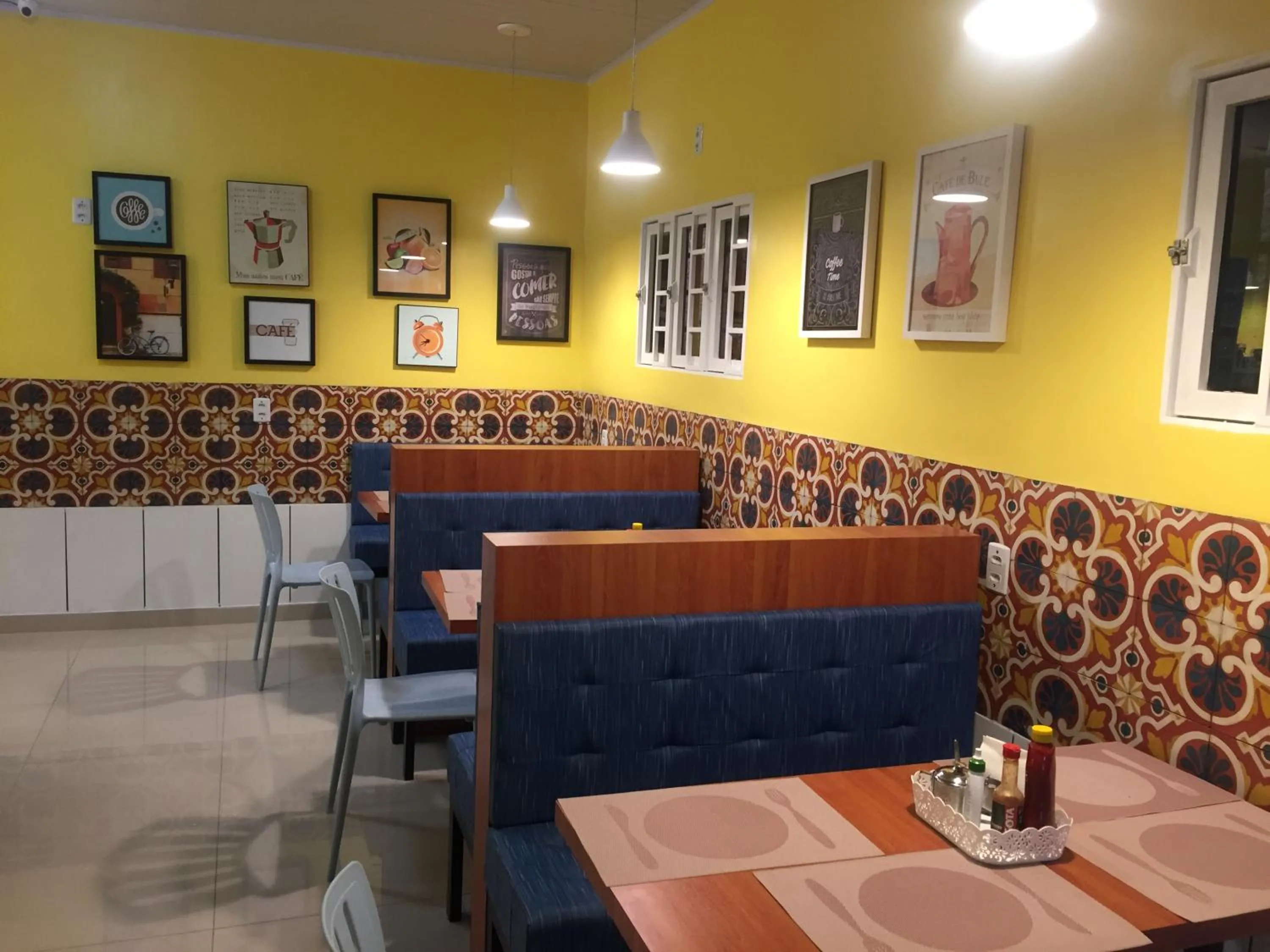 Restaurant/places to eat in Hotel Caroline