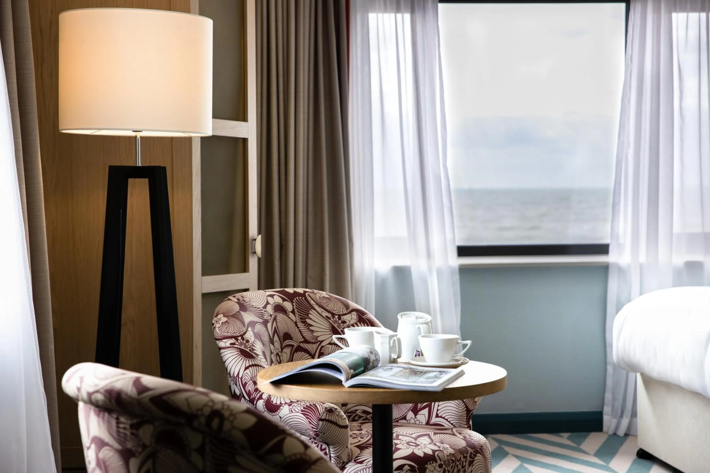 Seating area, Bed in The Relais Cooden Beach and Spa