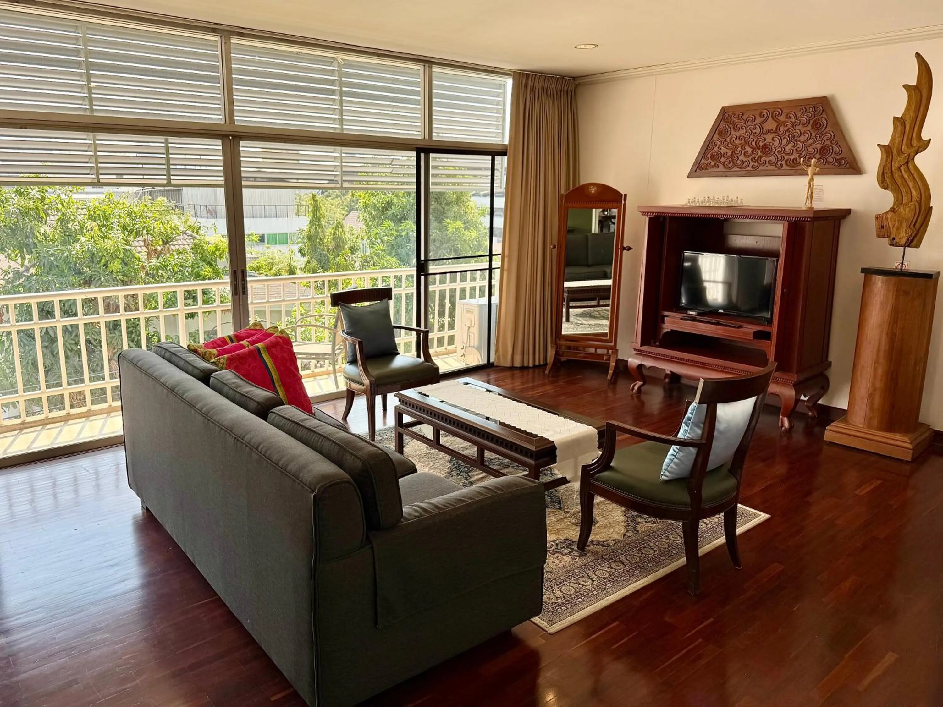 Two-Bedroom Apartment in Samsen Suites Spacious 2BR Contemporary Thai Style
