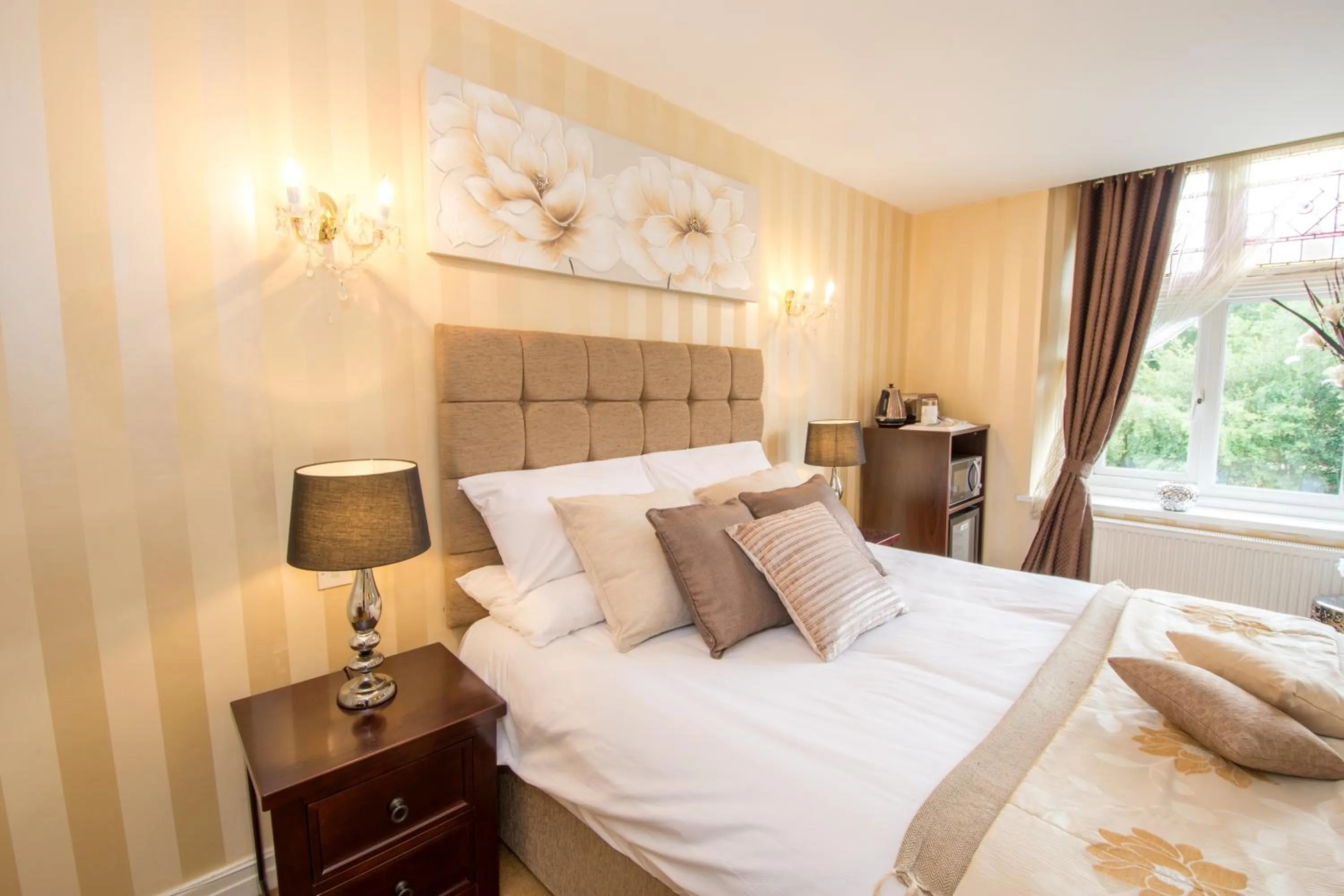 Bedroom, Bed in NormanHurst Hotel