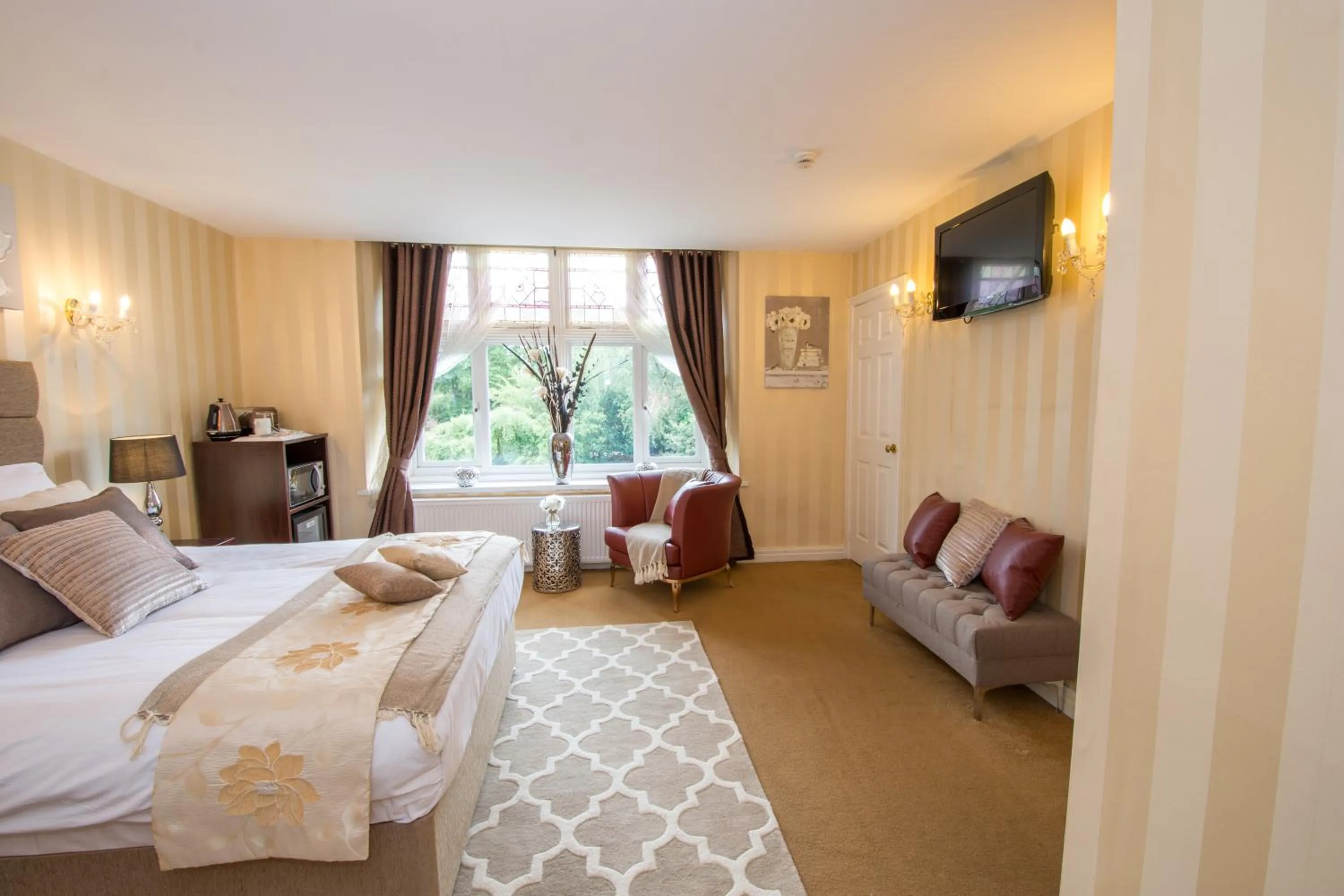 Photo of the whole room, Bed in NormanHurst Hotel