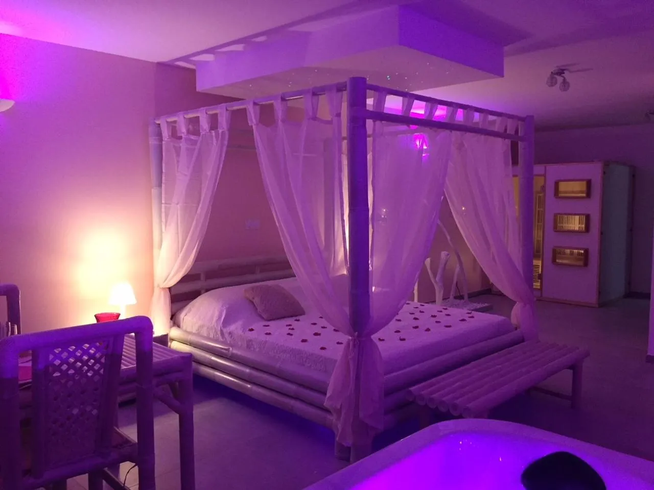 Suite with Hot Tub in La Paillote Exotique Spa