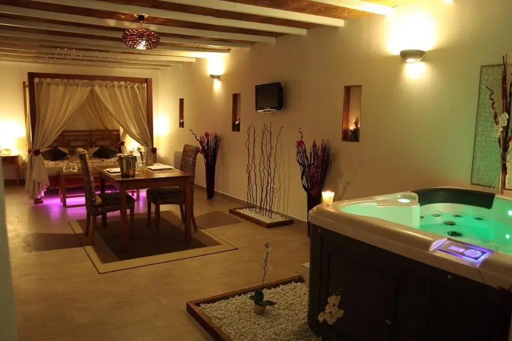 Suite with Jacuzzi & Sauna in La Paillote Exotique Spa Suite with Jacuzzi & Sauna in La Paillote Exotique Spa