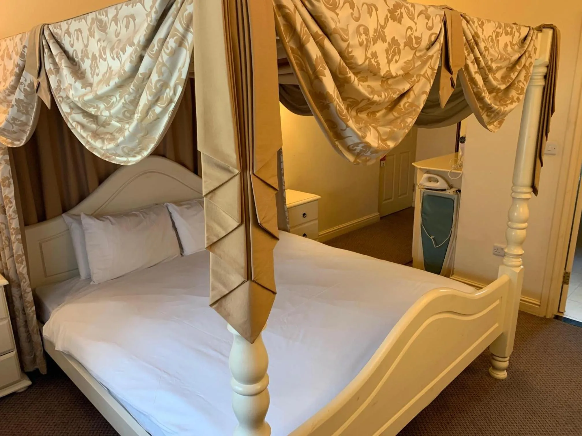 Bed in Normanton Park Hotel, Sure Hotel Collection by Best Western