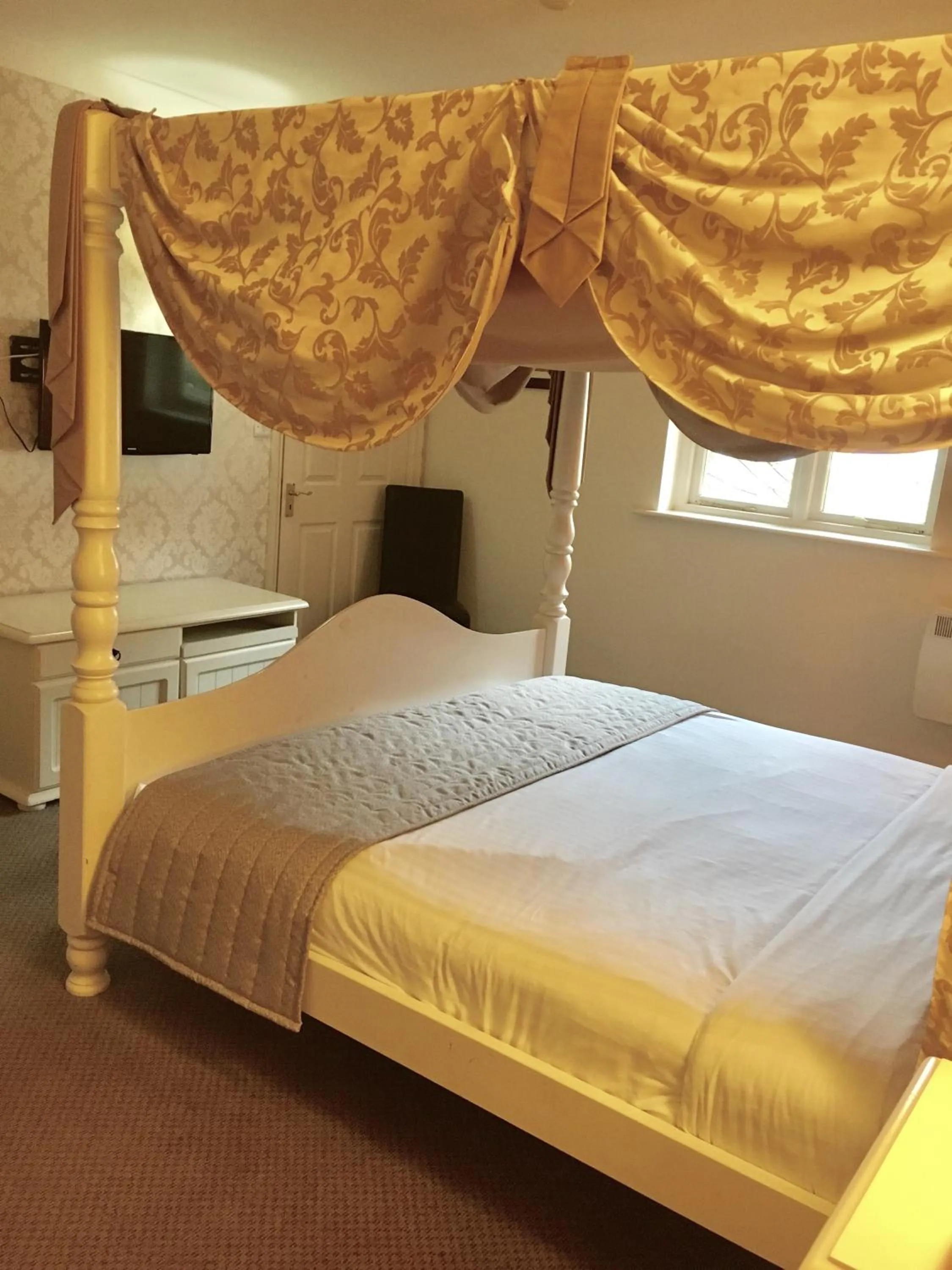 Bed in Normanton Park Hotel, Sure Hotel Collection by Best Western