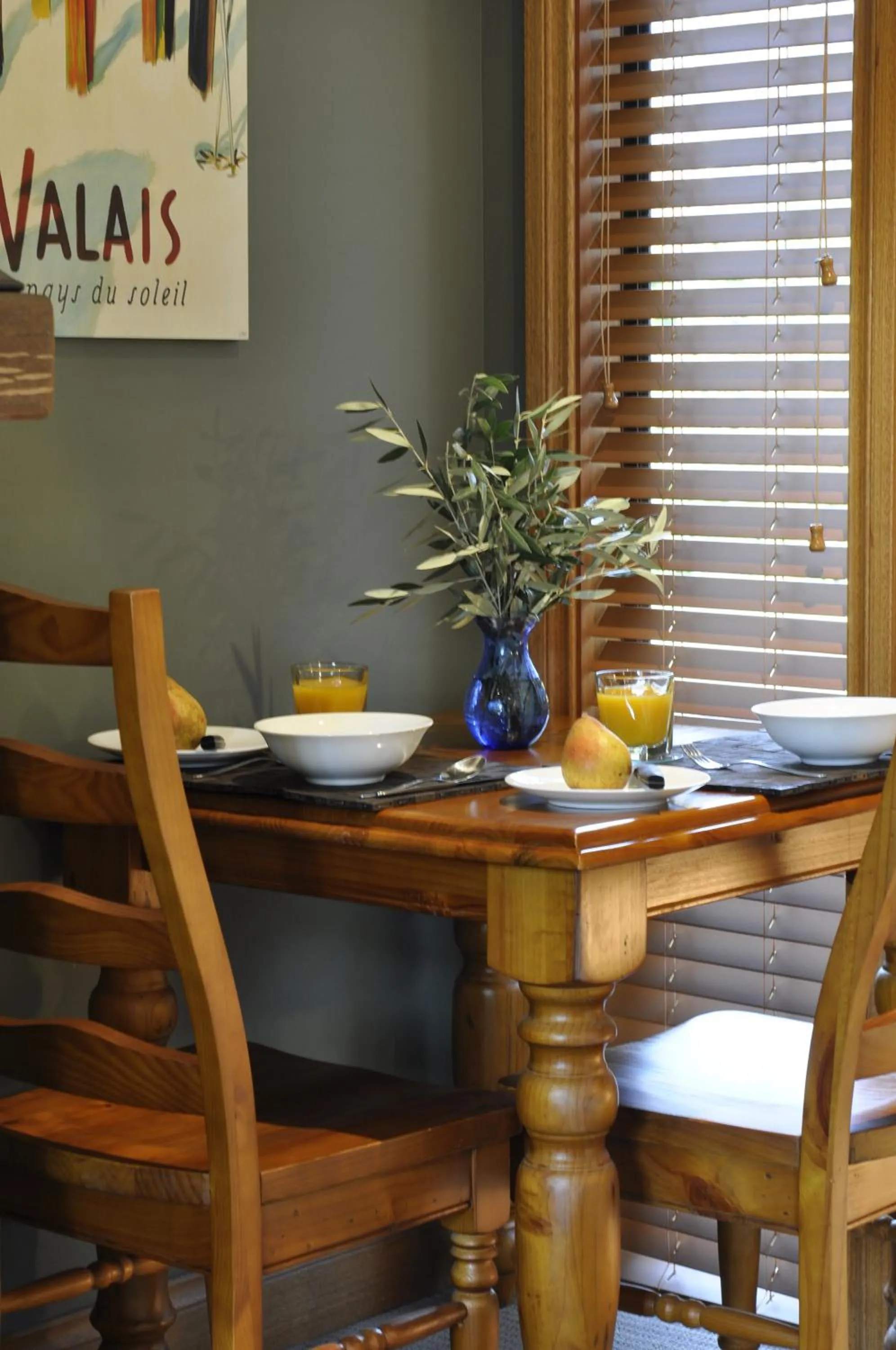 Dining area in Lansdown Peaks Apartments