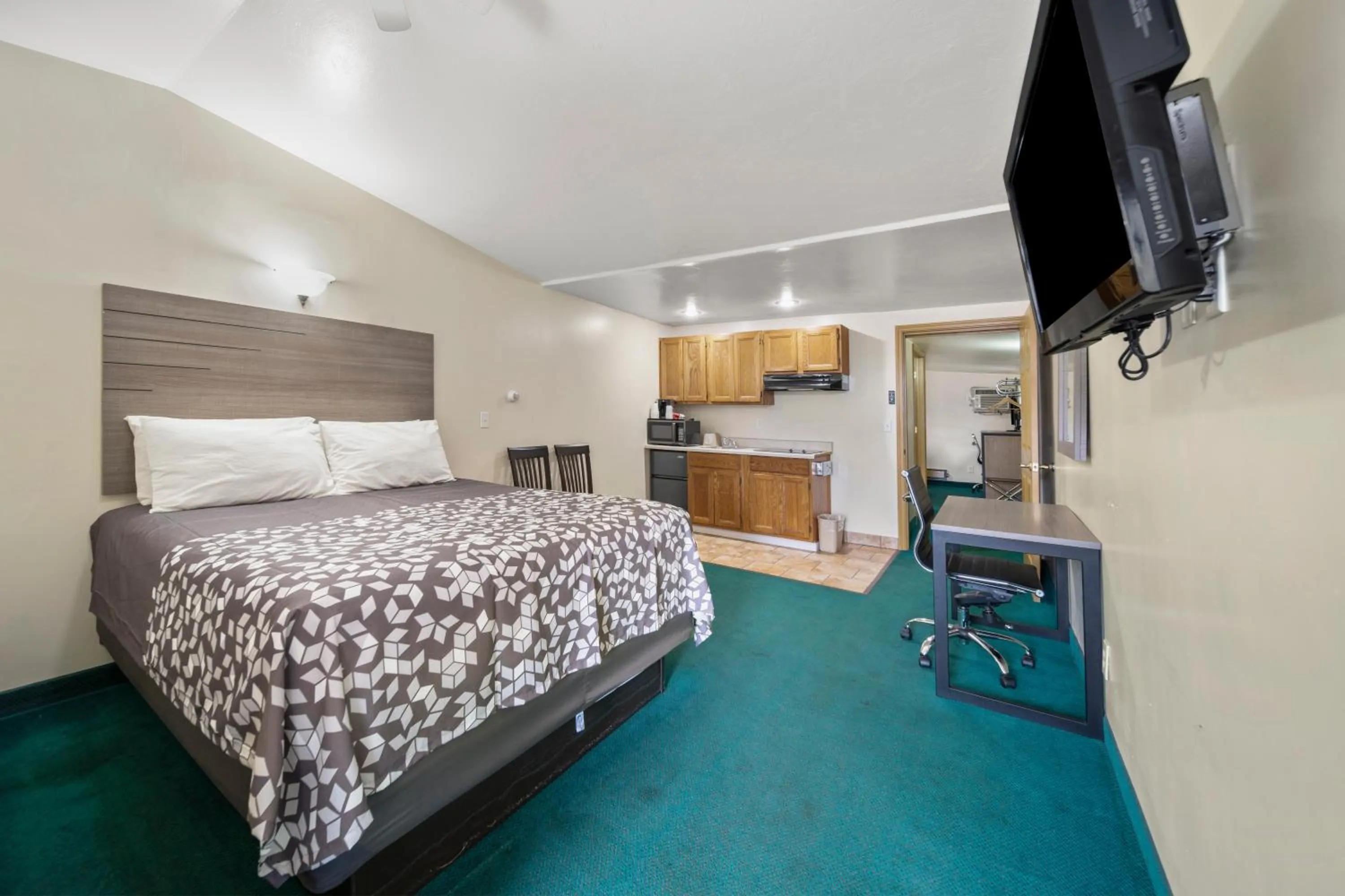 TV and multimedia, Bed in Kingsway Inn