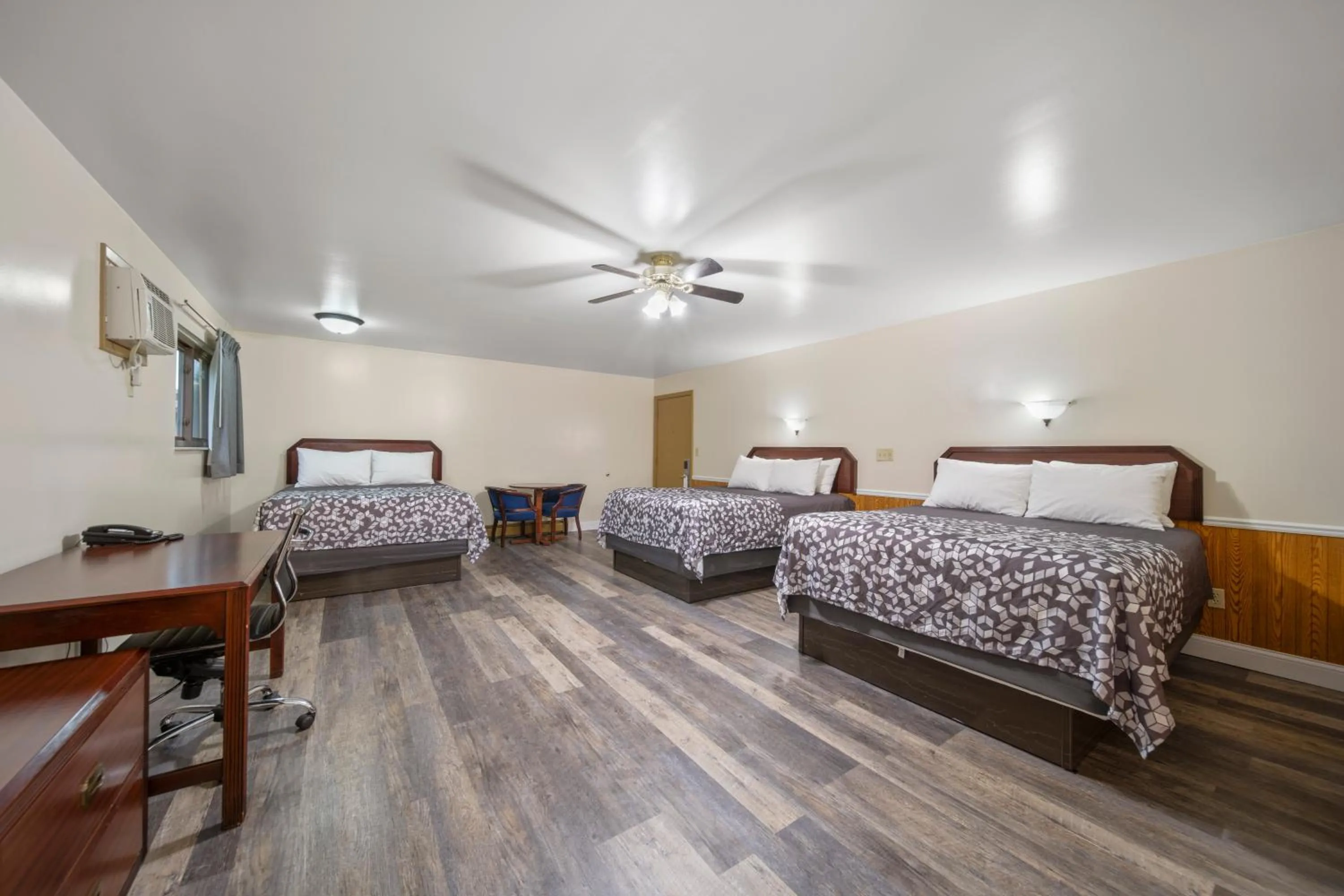 Photo of the whole room, Bed in Kingsway Inn