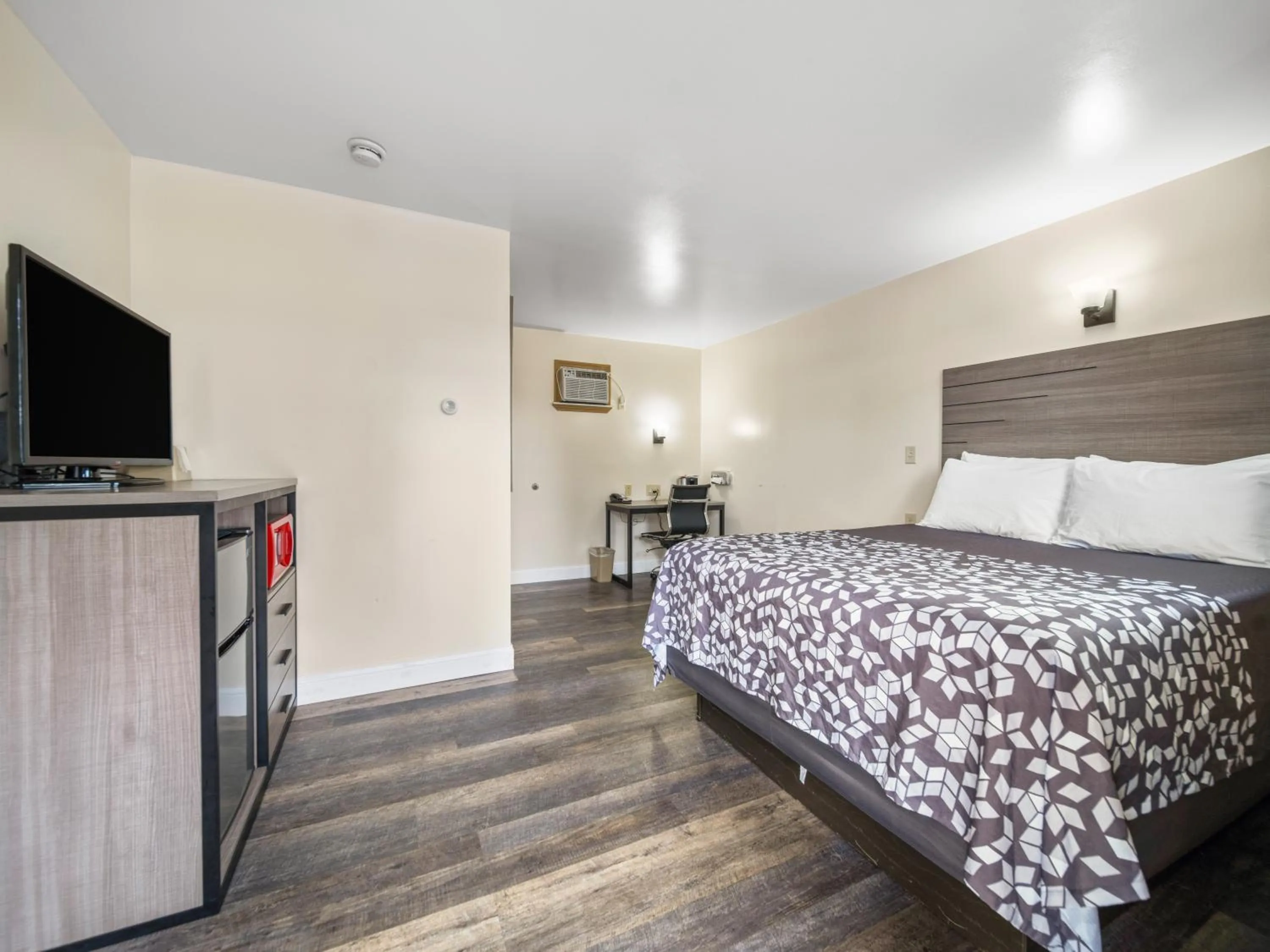 Photo of the whole room, Bed in Kingsway Inn