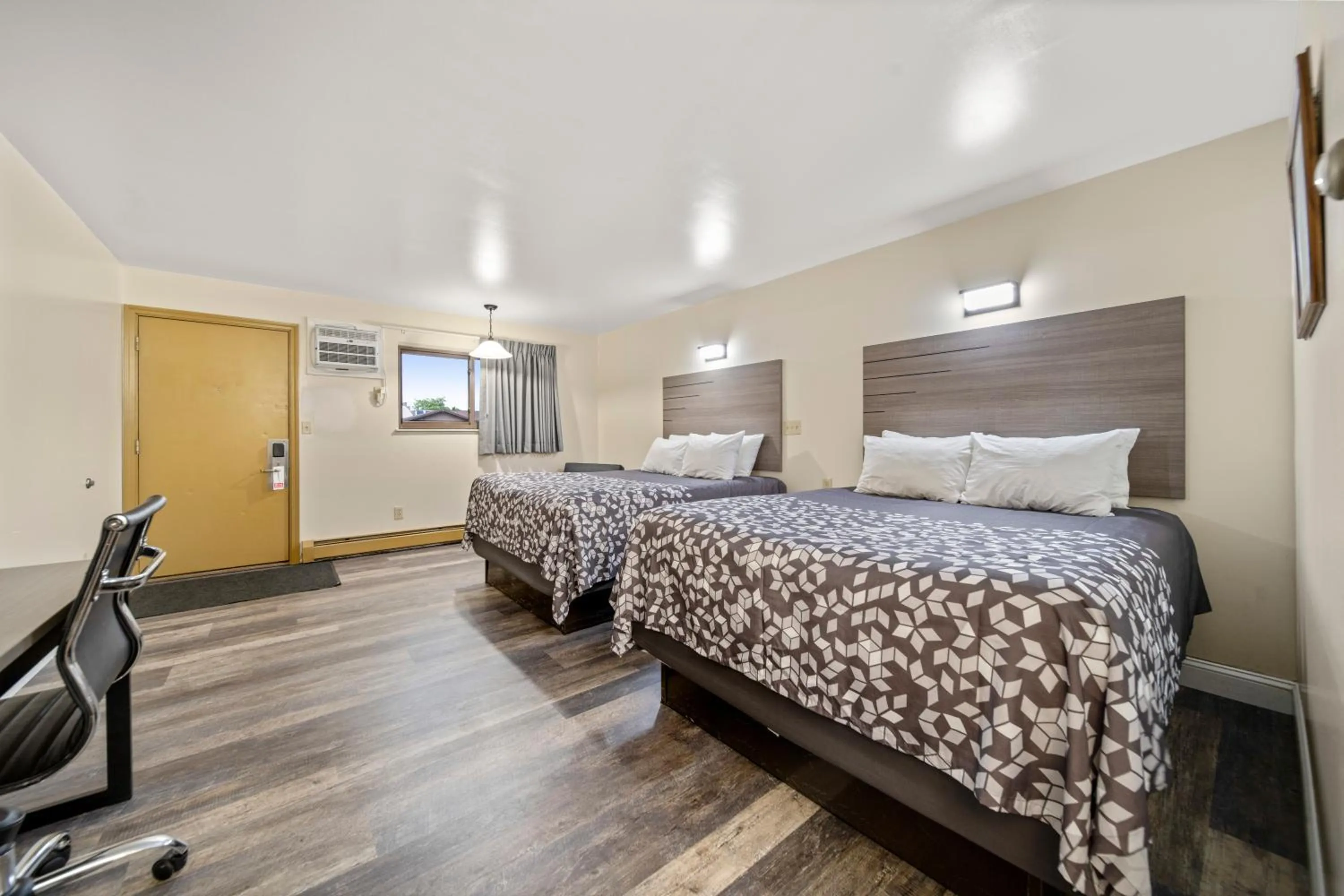 Photo of the whole room, Bed in Kingsway Inn