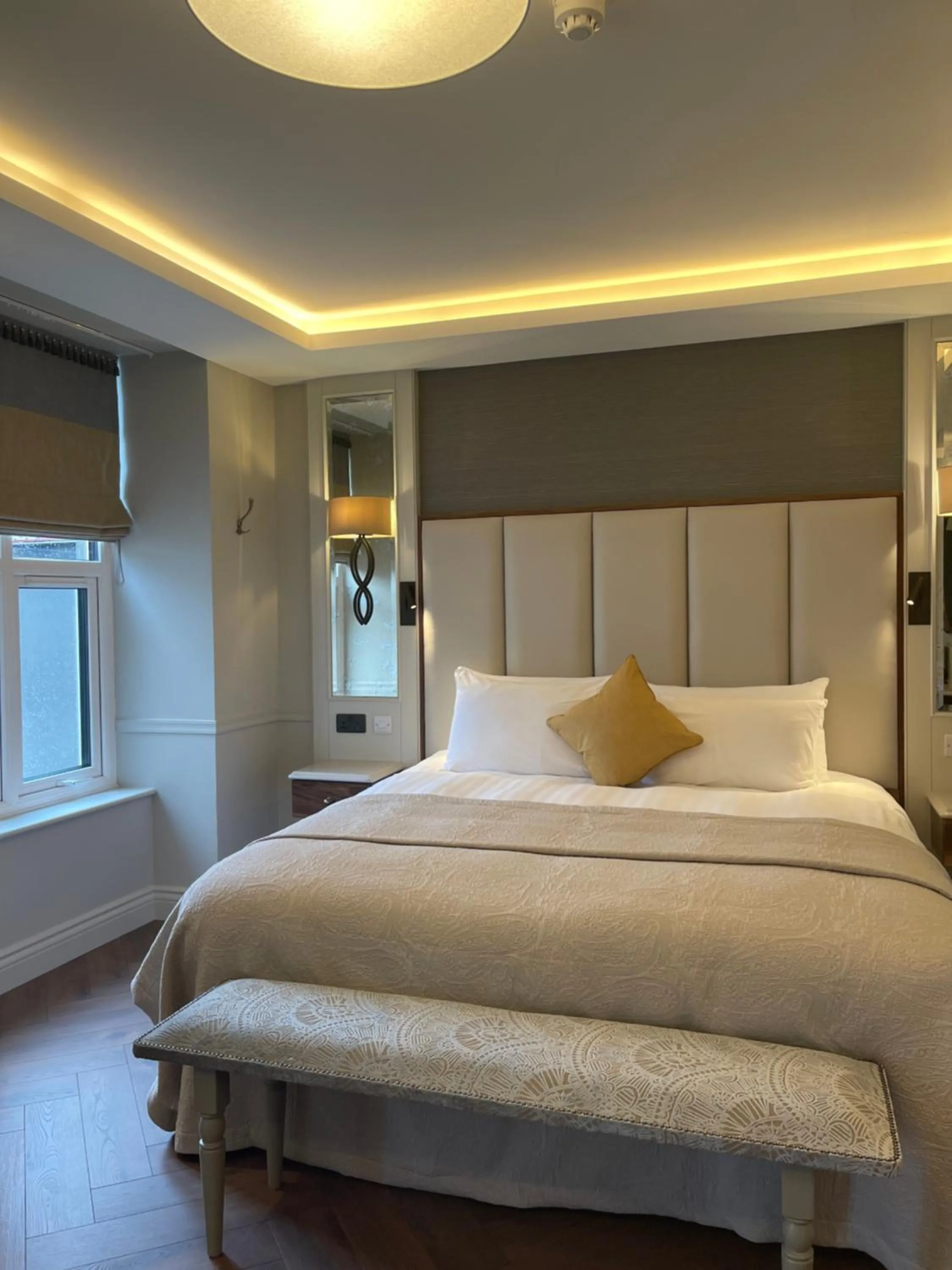 Bedroom, Bed in Grand Hotel Tralee