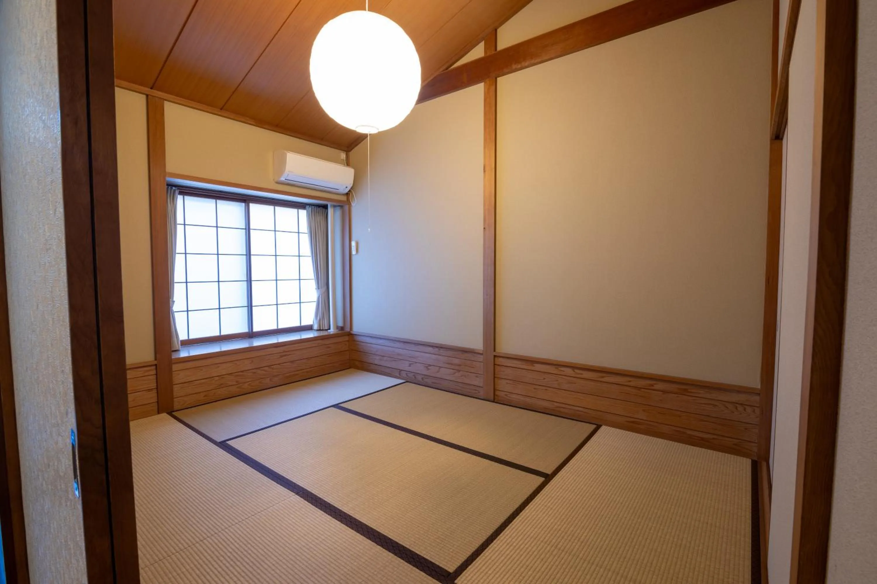 Photo of the whole room in Le Nessa Akazawa